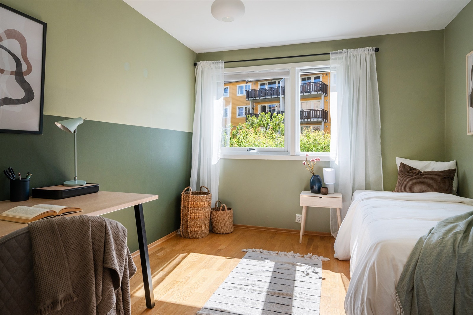 Her er det god plass til seng, pult eller annet ønskelig møblement. Galleribilde