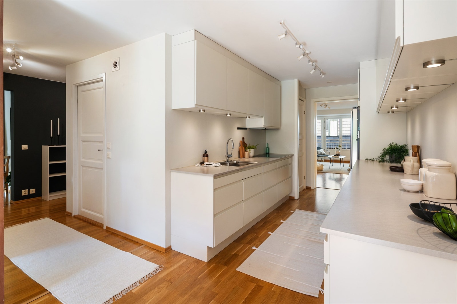 På kjøkkenet er det et kott som gir deg ekstra plass til tørrvarer, kjøkkenutstyr og alt du ikke vil ha fremme. Galleribilde