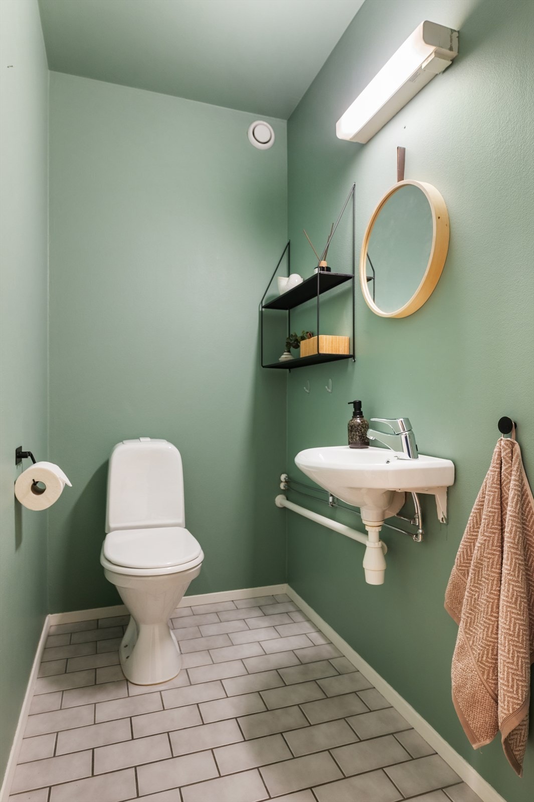 Leiligheten har en gjennomtenkt planløsning med egen separat WC. Rommet fremstår lyst og pent, med nøytrale overflater, klassisk sanitærutstyr og enkel adkomst fra oppholdsarealene. Galleribilde