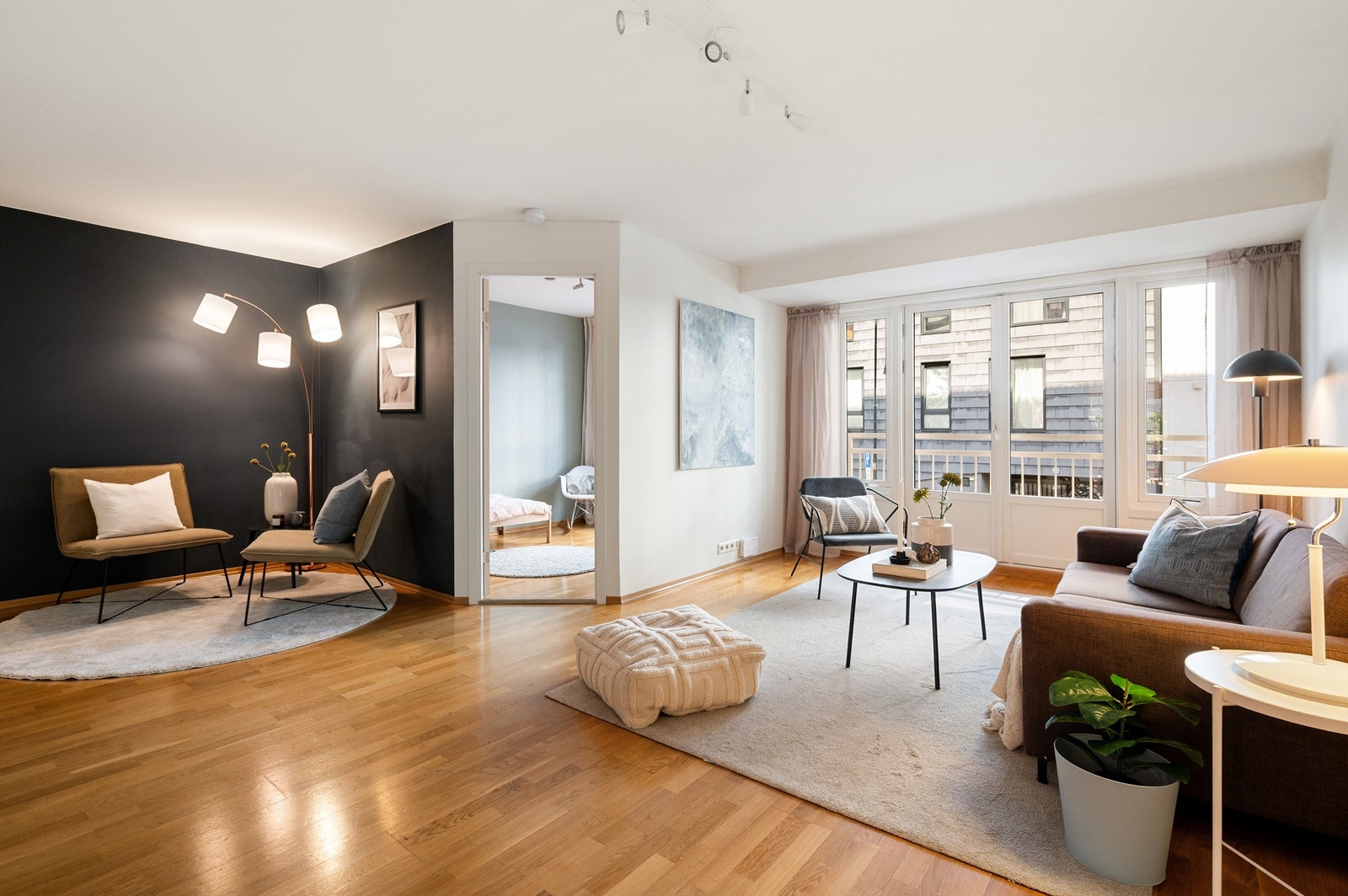 Overflatene er holdt i behagelige og tidsriktige nyanser. I stuen finner du også en sjarmerende lesekrok, perfekt for rolige stunder med en bok og en kopp te. Eller kanskje du ønsker et lite hjemmekontor? Galleribilde