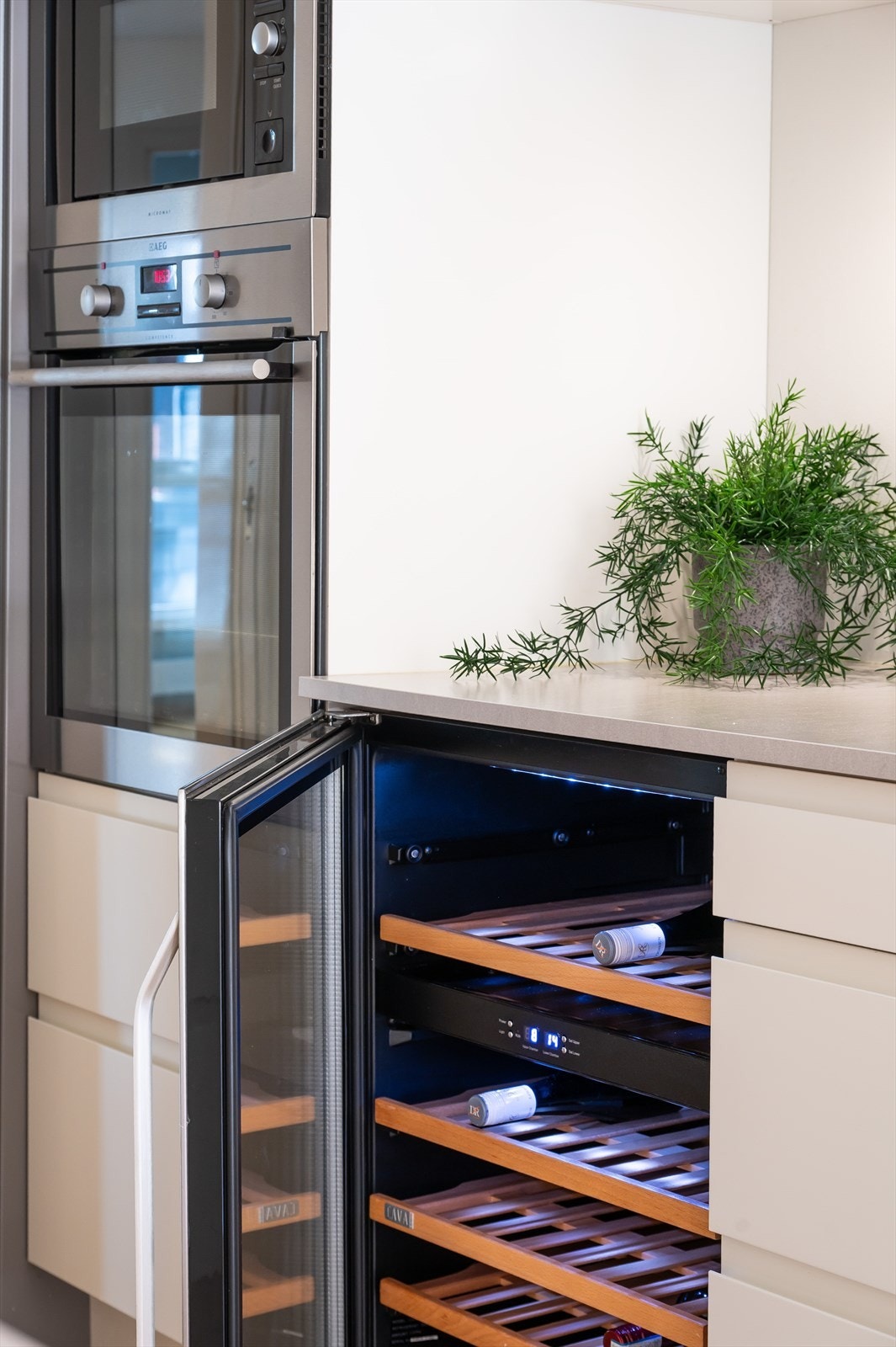 Med et integrert vinskap får du både funksjonalitet og eleganse på kjøkkenet. Her oppbevares vinen under optimale forhold, lett tilgjengelig til hverdag og fest. Galleribilde