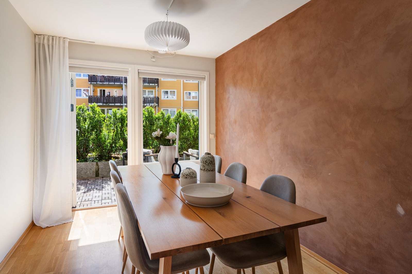 Fra kjøkkenet er det utgang til den herlige uteplassen. Galleribilde