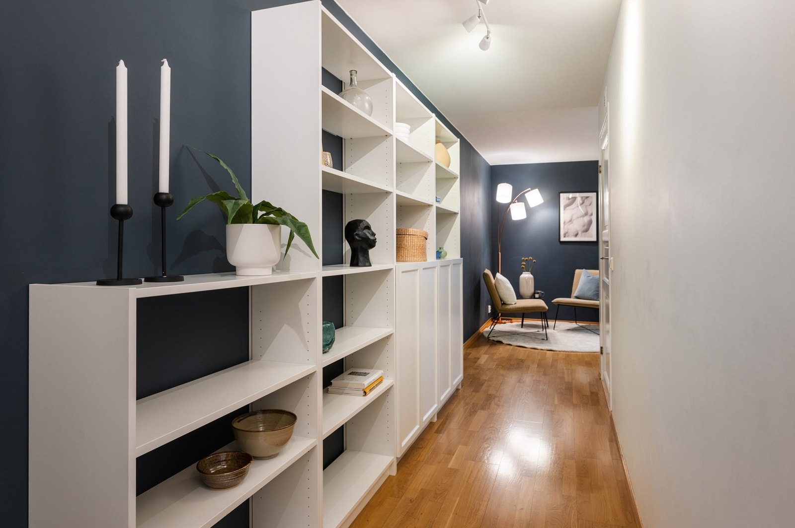 I gangen er det også god plass til oppbevaring og har praktisk adkomst til separat WC. Galleribilde