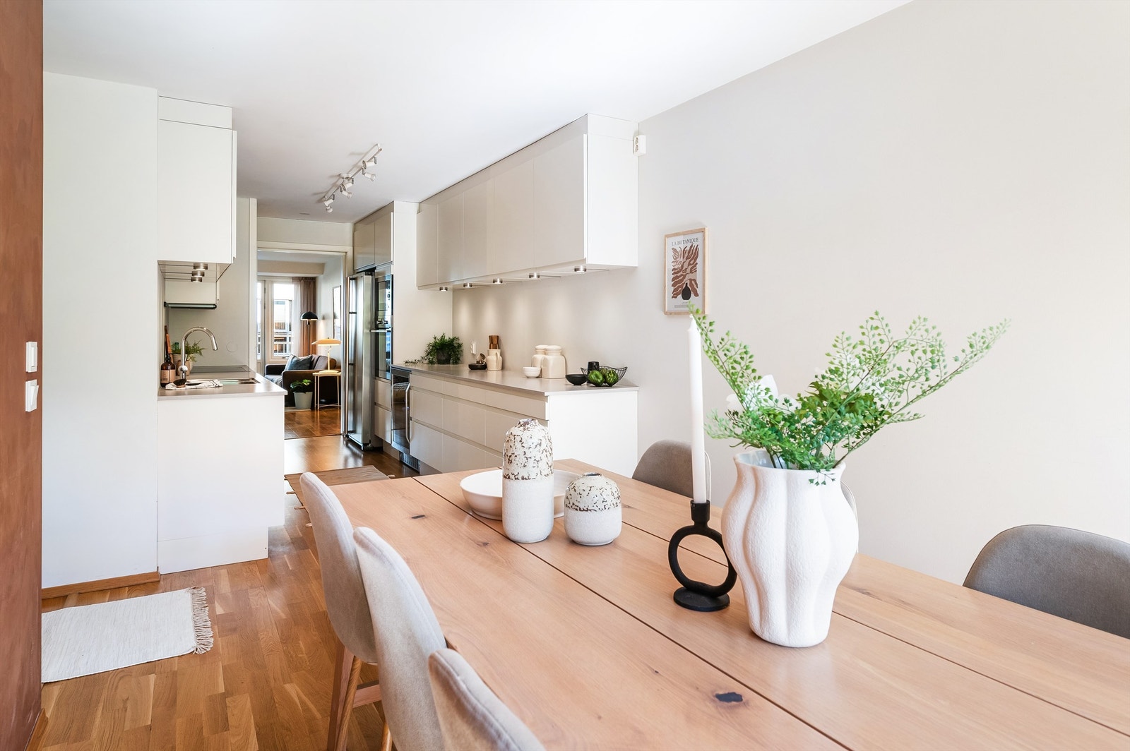 På kjøkkenet er det god plass til en spisegruppe om ønskelig. Perfekt sted å nyte frokosten eller en matbit på kvelden med hele familien! Galleribilde