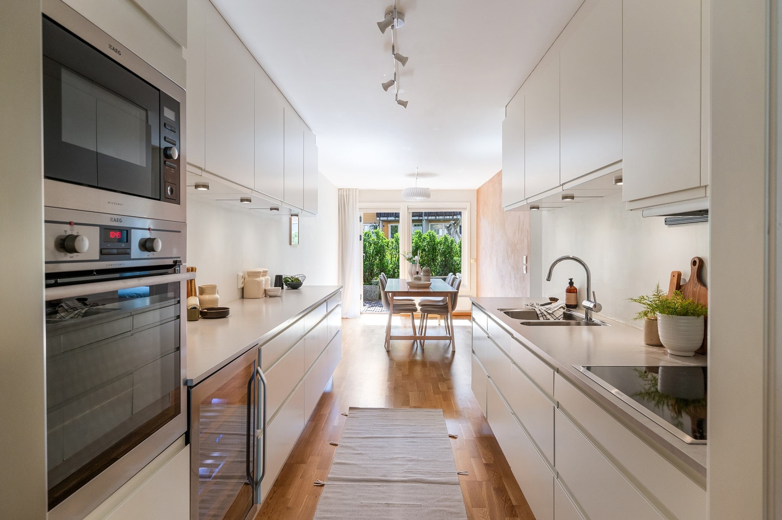 For mange er kjøkkenet det viktigste rommet i boligen. Kjøkkenet er holdt i en praktisk og sosial delvis åpen løsning mot stuen og spisestuen, noe som gir deg god kommunikasjon med gjestene mens middagen lages. Galleribilde