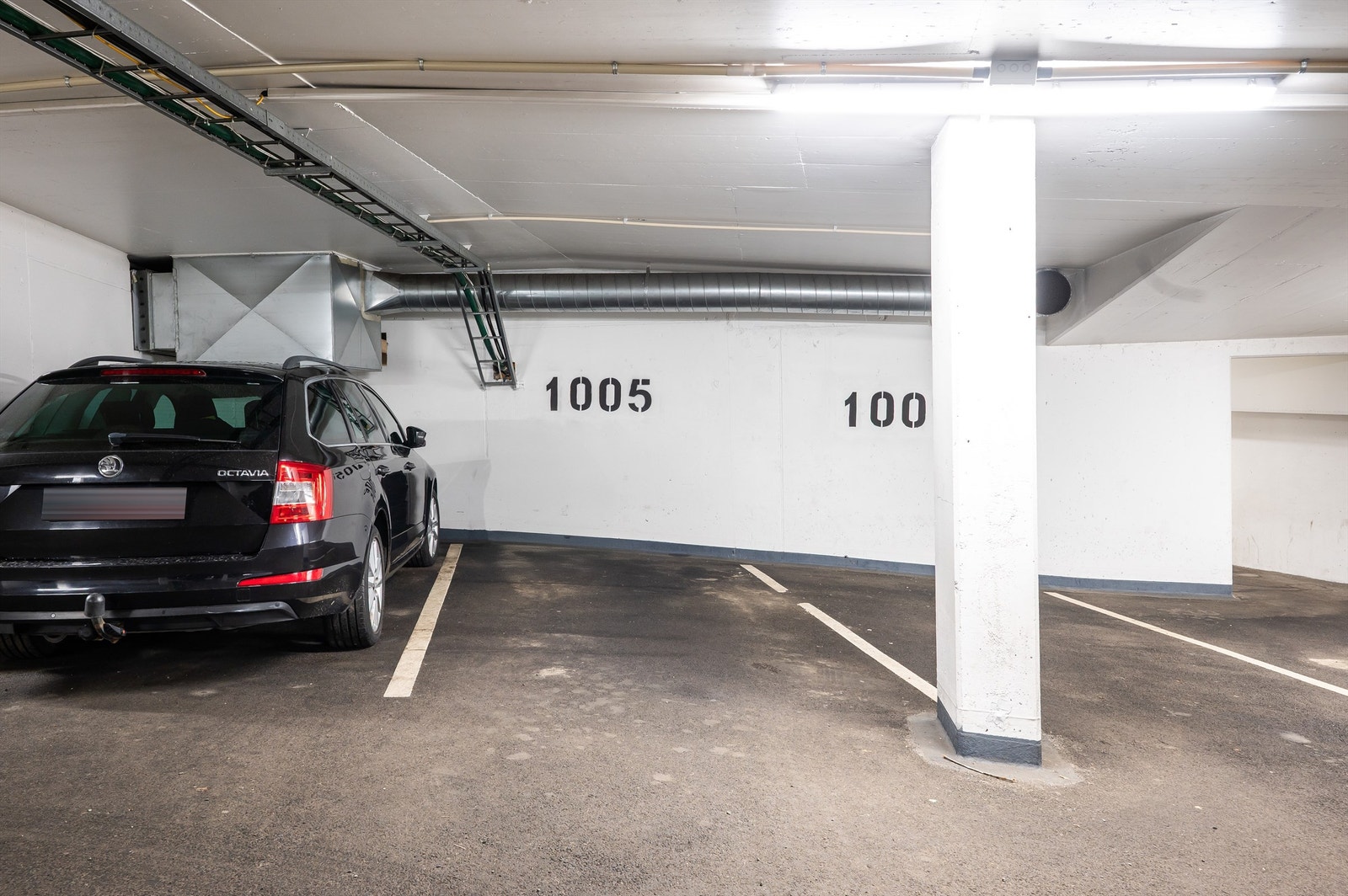 Det medfølger en garasjeplass. Galleribilde