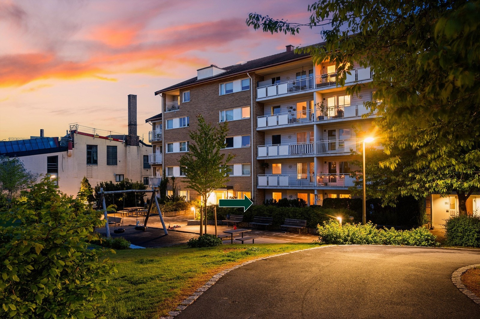 Fasade. Leiligheten har en flott beliggenhet internt i borettslaget. Galleribilde