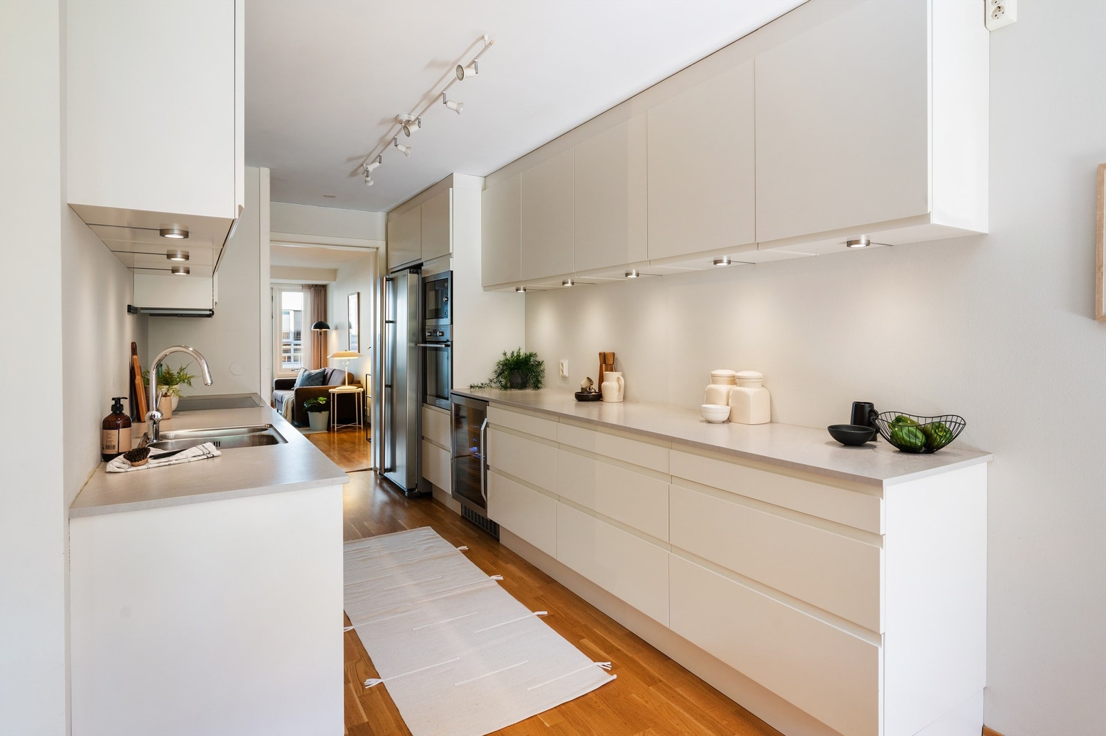 Det er et generøst og gjennomtenkt kjøkken, med rikelig av oppbevaringsplass i hyller i overskapene og skuffer under benken. Galleribilde