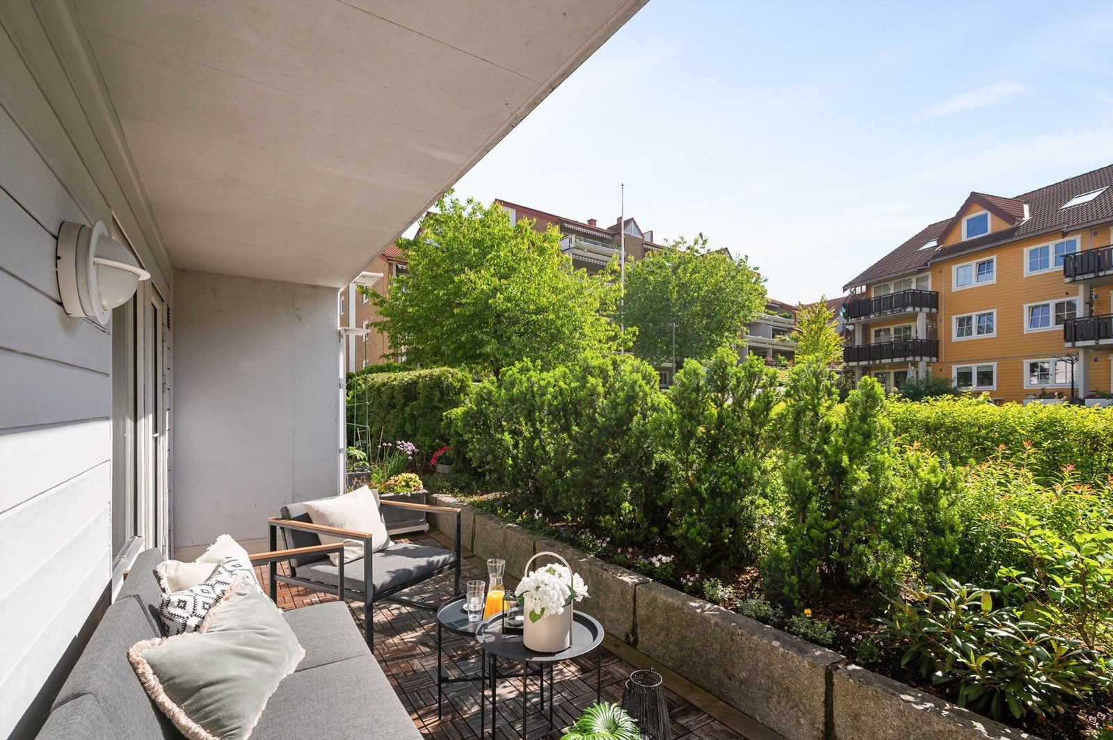 Små barn kan lett smette gjennom hekken og ut på lekeplassen. Galleribilde