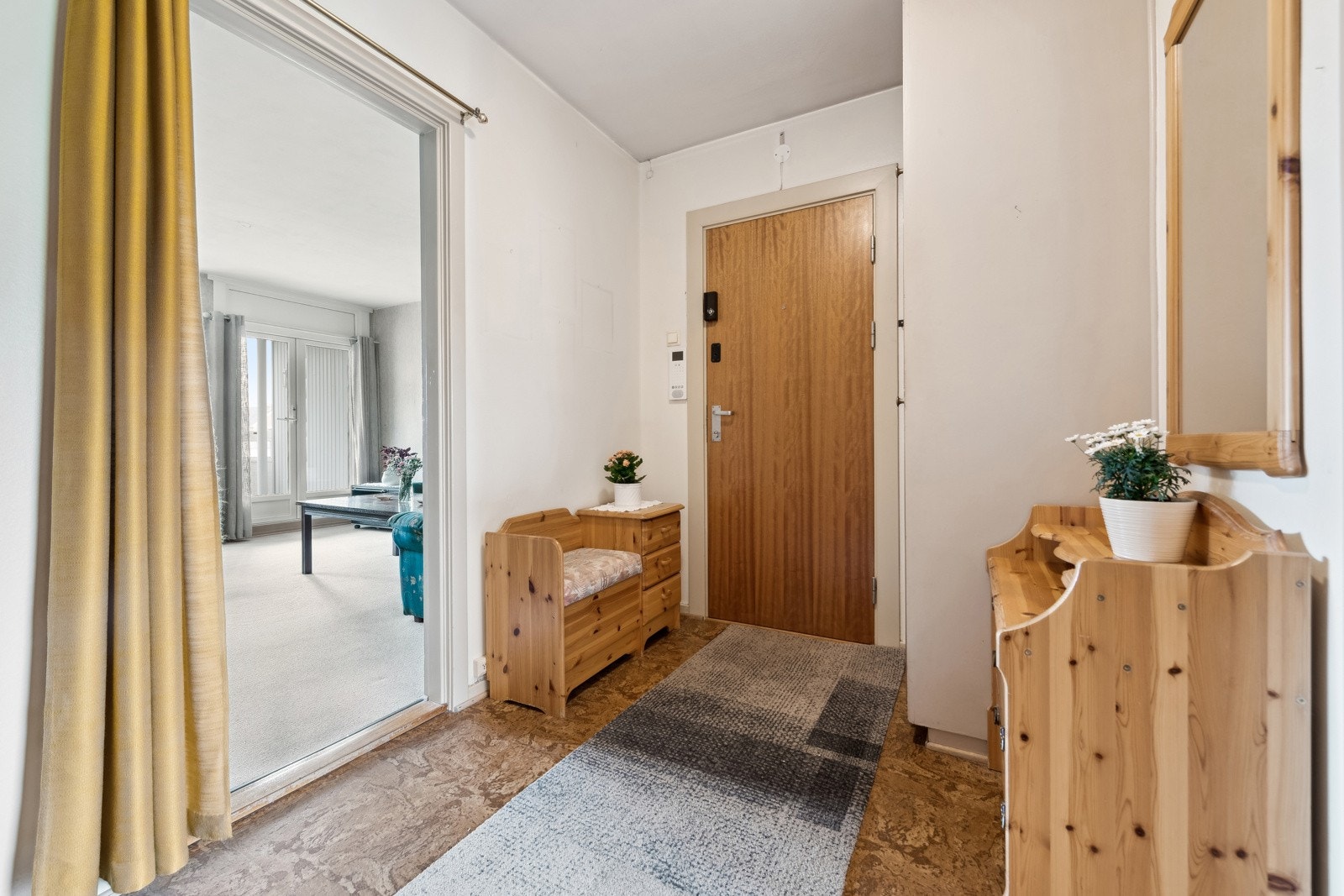 Entrè, et hyggelig rom å ønske venner og familie velkommen til med god plass til å henge fra seg yttertøy. Galleribilde