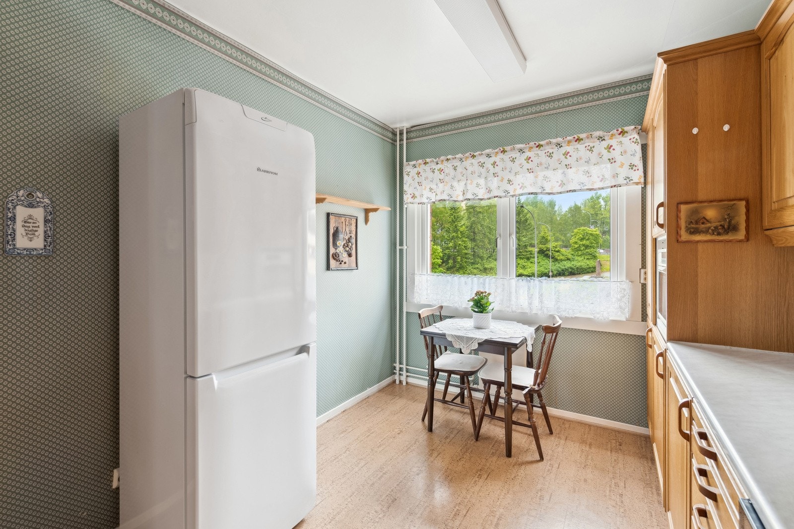 Det er også plass til et spisebord på kjøkkenet. Galleribilde