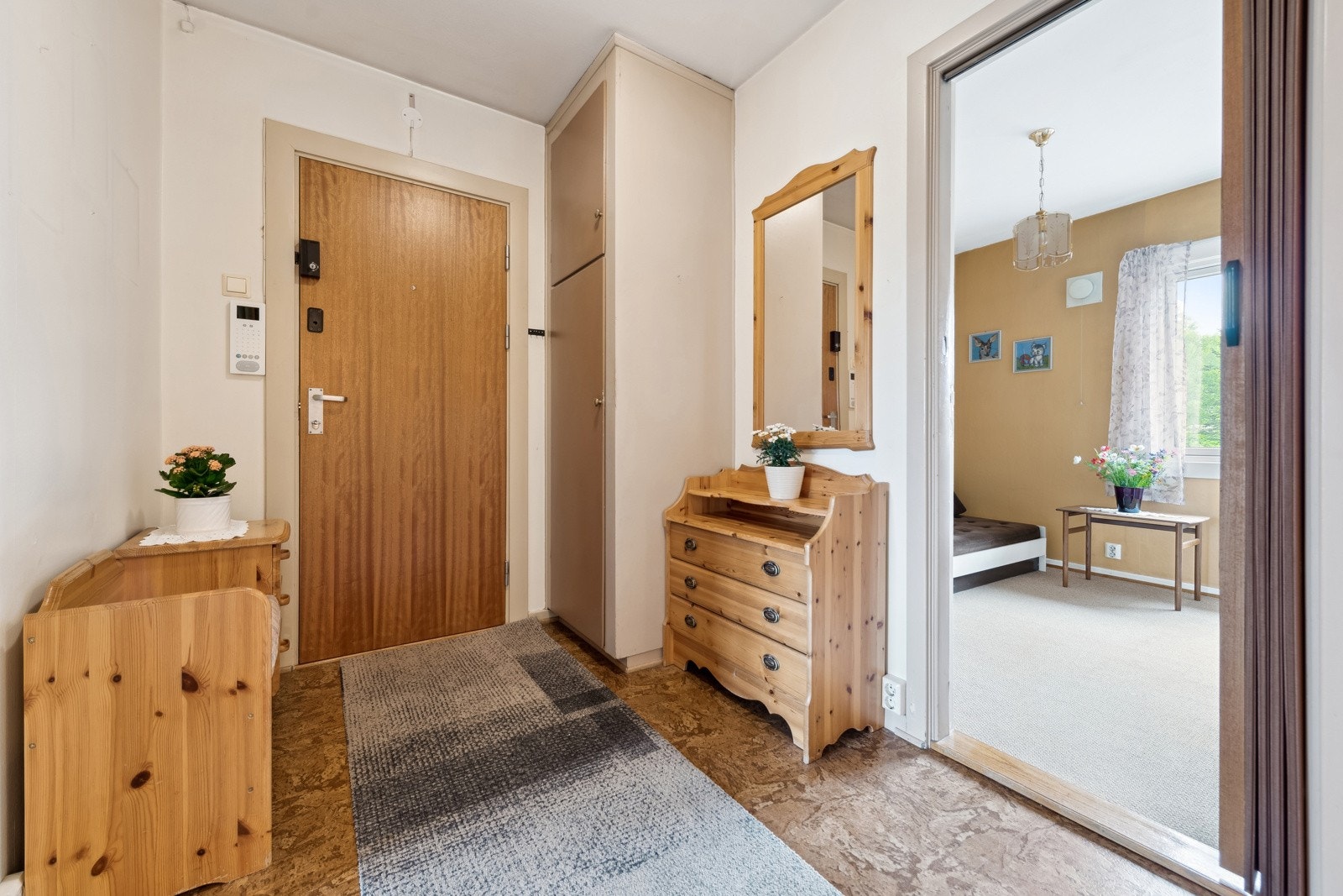 Entrèn er romslig med plass til ulike oppbevaringsløsninger. Galleribilde