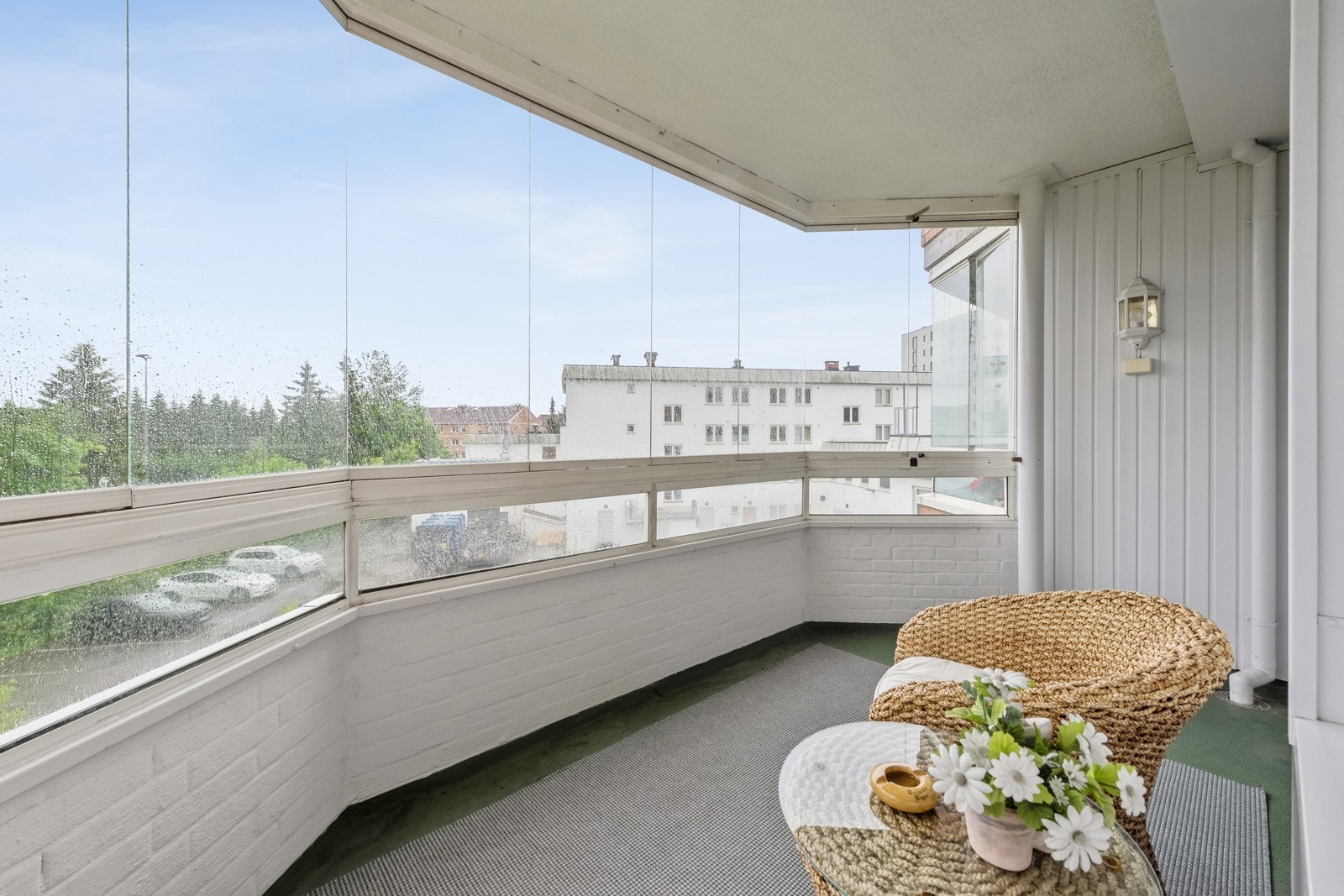 Et herlig uterom som fungerer som en forlengelse av stuen. Her er det rikelig med plass til utemøbler og grill, ideelt for avslapning og hyggelige måltider. Galleribilde