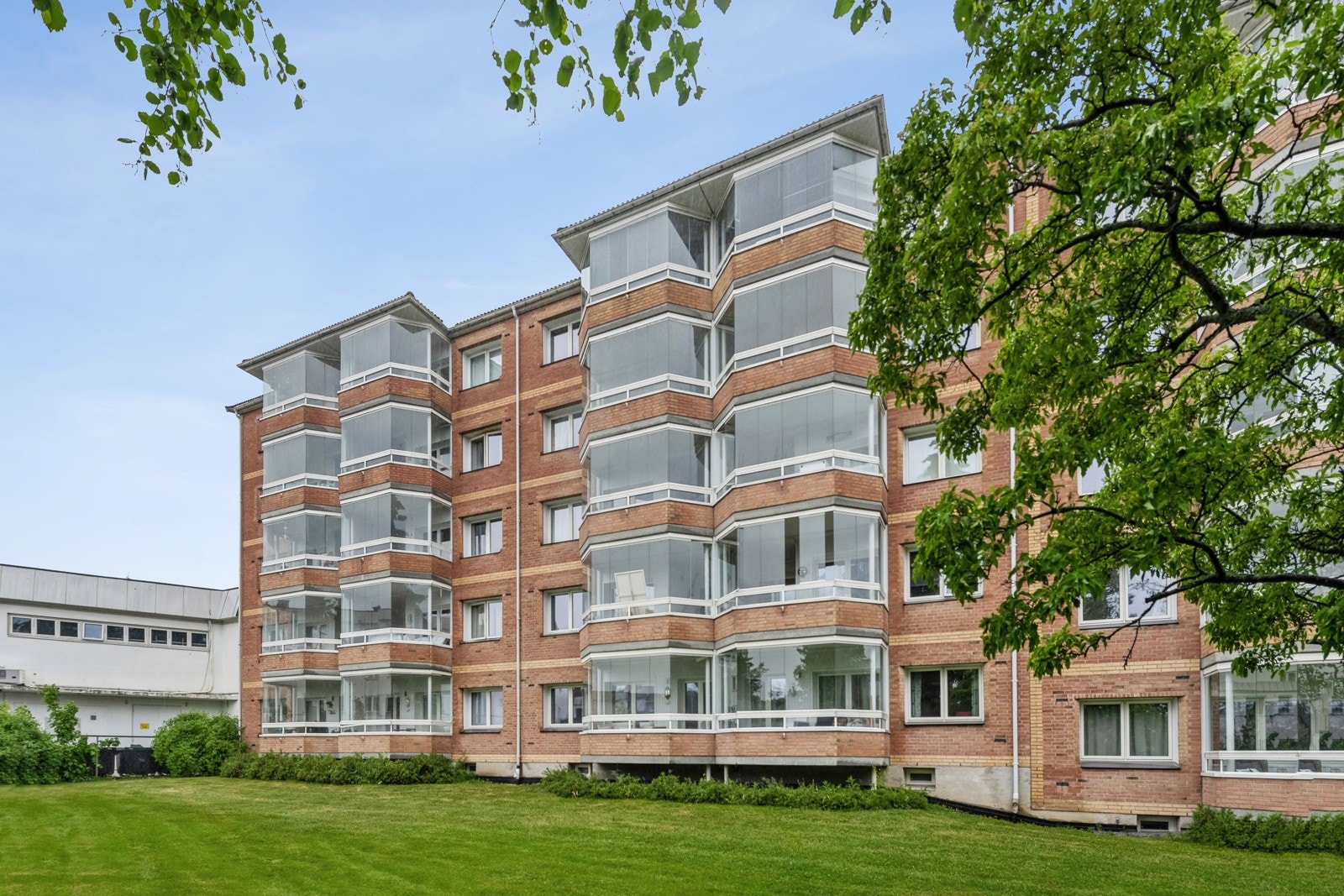 Flott beliggenhet sentralt på Kalbakken med gangavstand til fine fellesområder, nærbutikk og gode kollektivløsninger med både buss, t-bane og tog. Galleribilde