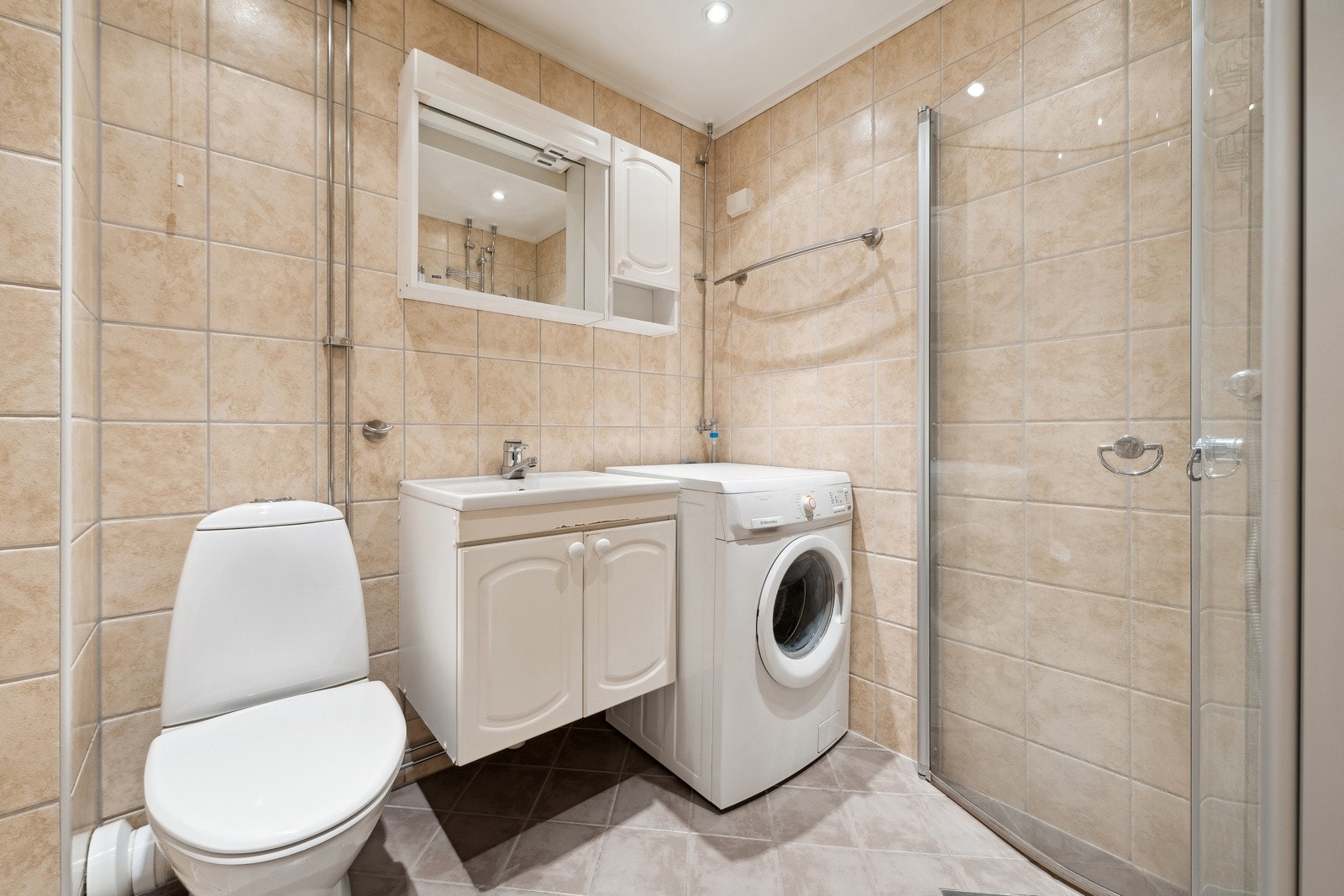 Flislagt baderom rehabilitert i regi av borettslaget i ca. 2006. Galleribilde