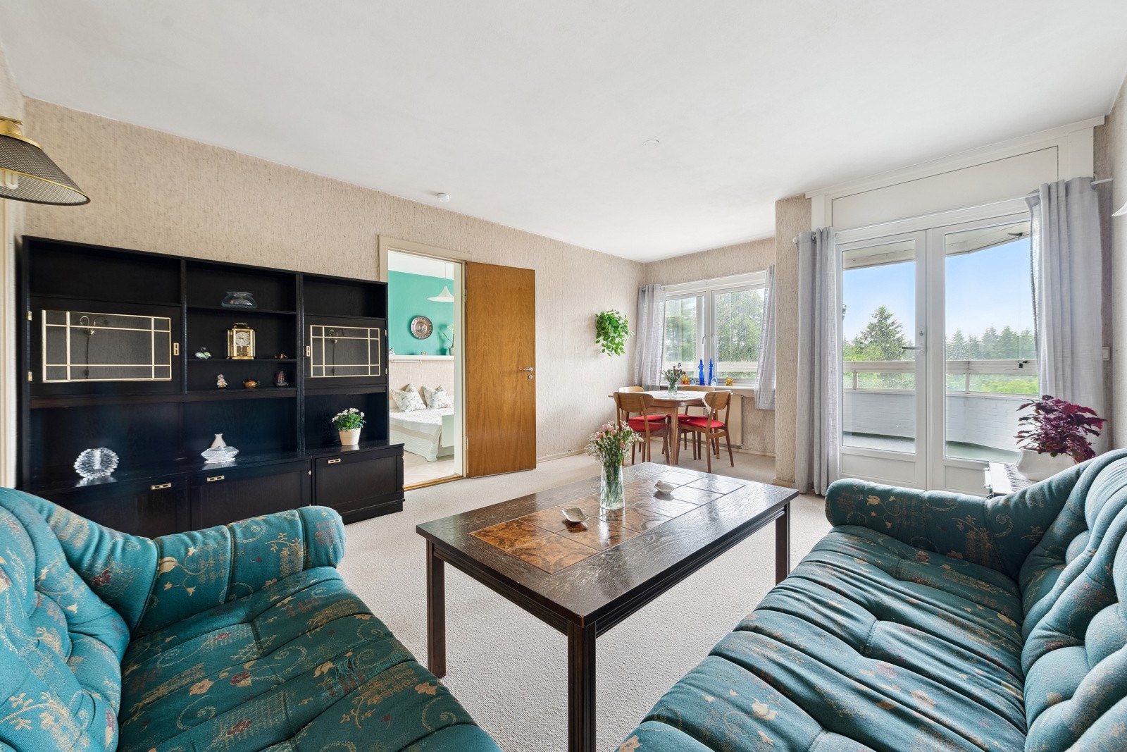 De store vindusflatene slipper inn rikelig med dagslys og gir rommet en luftig og innbydende atmosfære. Galleribilde