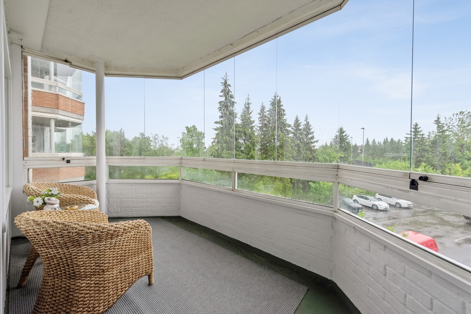 Fra stuen er det direkte utgang til en solrik, innglasset balkong på ca. 12 kvm. Galleribilde