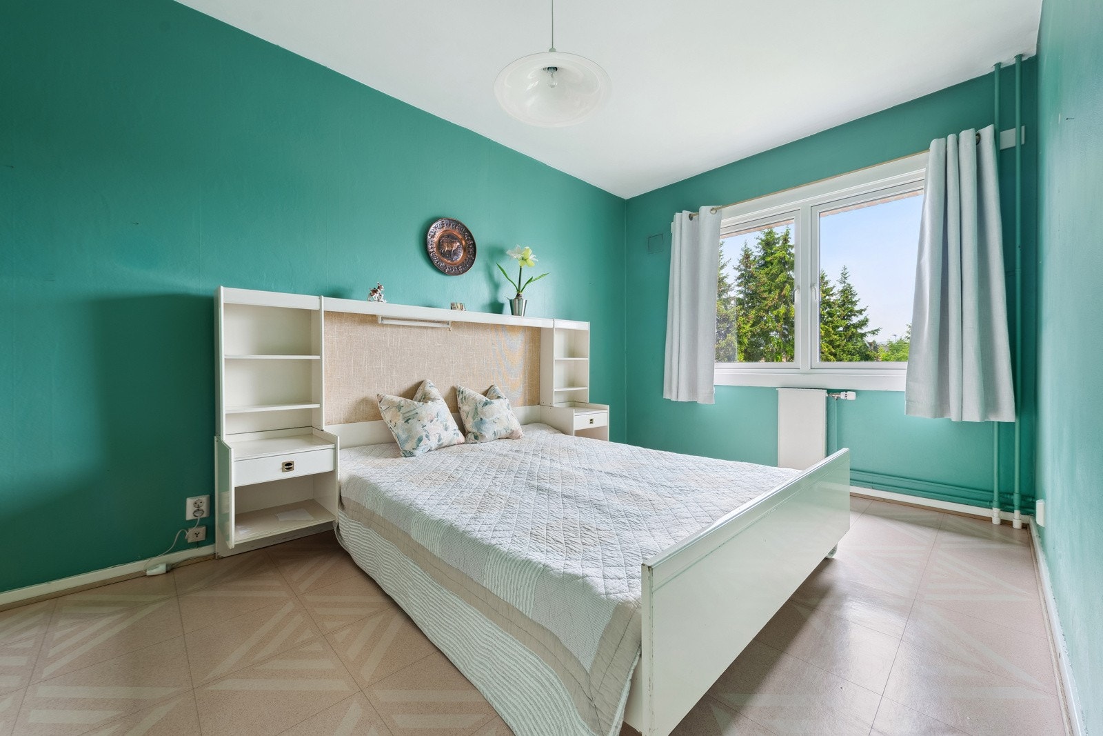 Tilknyttet hovedsoverommet finnes en praktisk innvendig bod som gir rikelig med oppbevaringsplass. Galleribilde