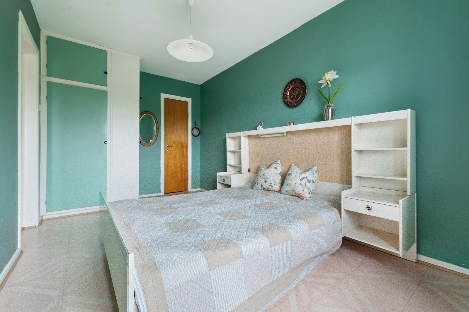 Boligen har to gode soverom. Hovedsoverommet er svært romslig, med god plass til dobbeltseng og tilhørende møbler. Galleribilde