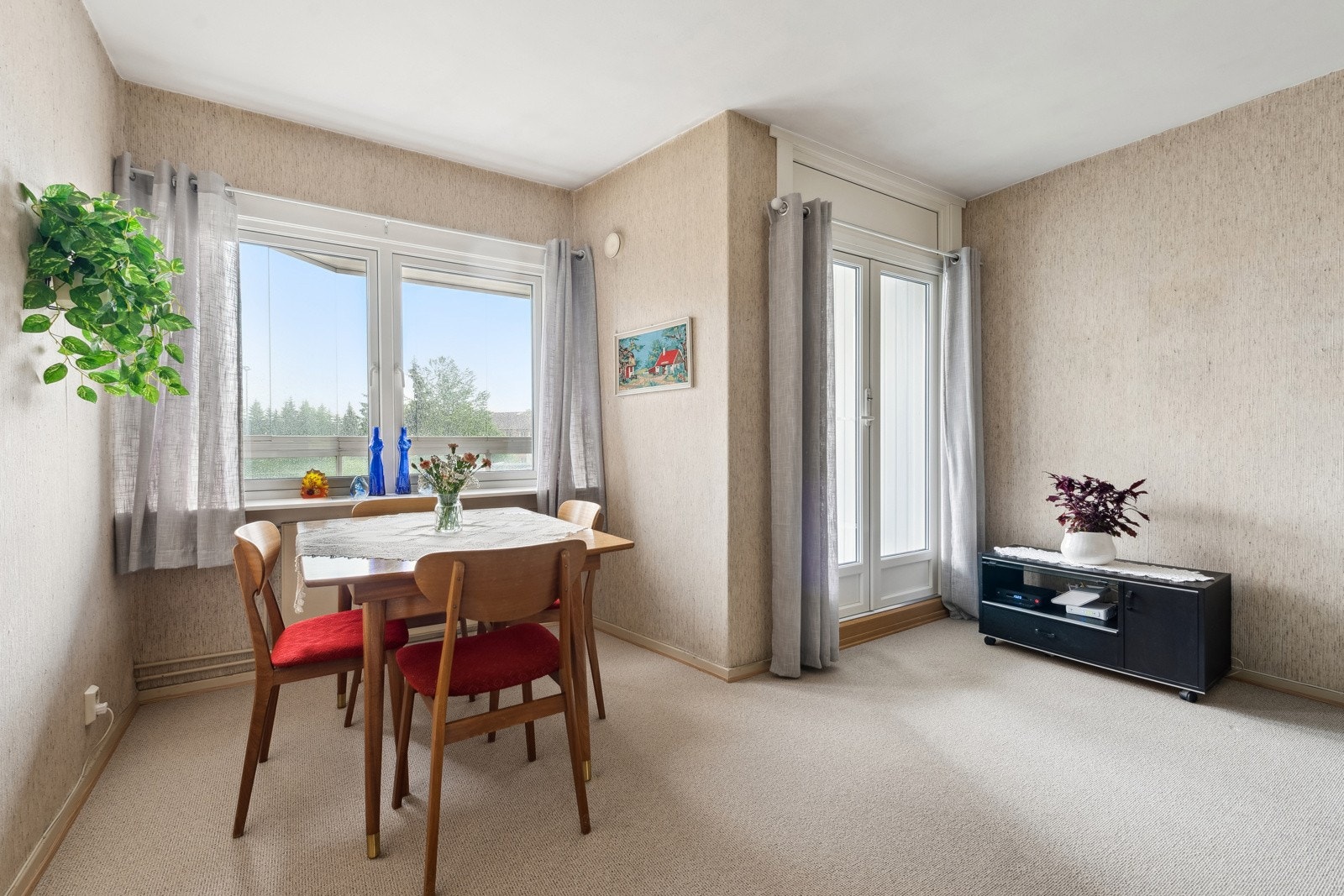 I stuen er det god plass til spisebord. Et perfekt sted for å samle venner og familie til hyggelige kvelder. Galleribilde