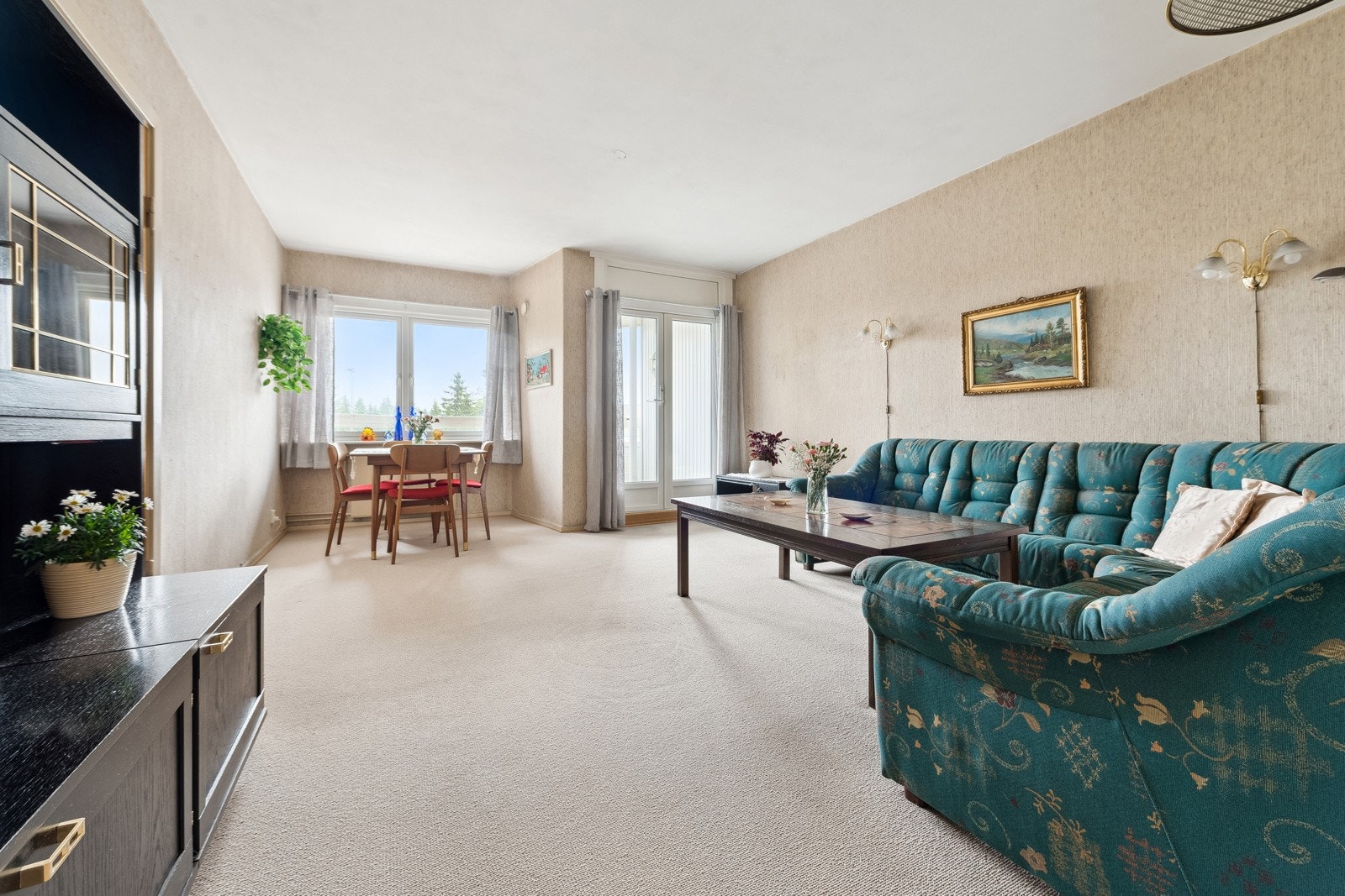 Lys og romslig stue med god plass til både komfortabel sittegruppe og spisebord. Galleribilde