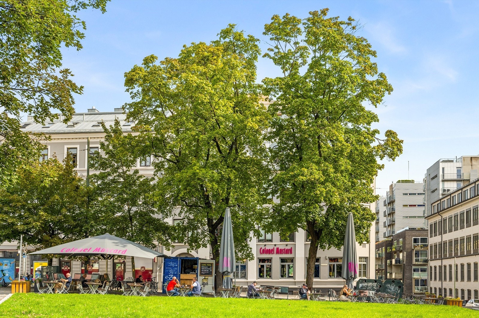 Rett på andre siden av Akerselva finner du "Løkka" med byens mest spennende og varierte utvalg av barer, kaféer, restauranter og butikker. Galleribilde