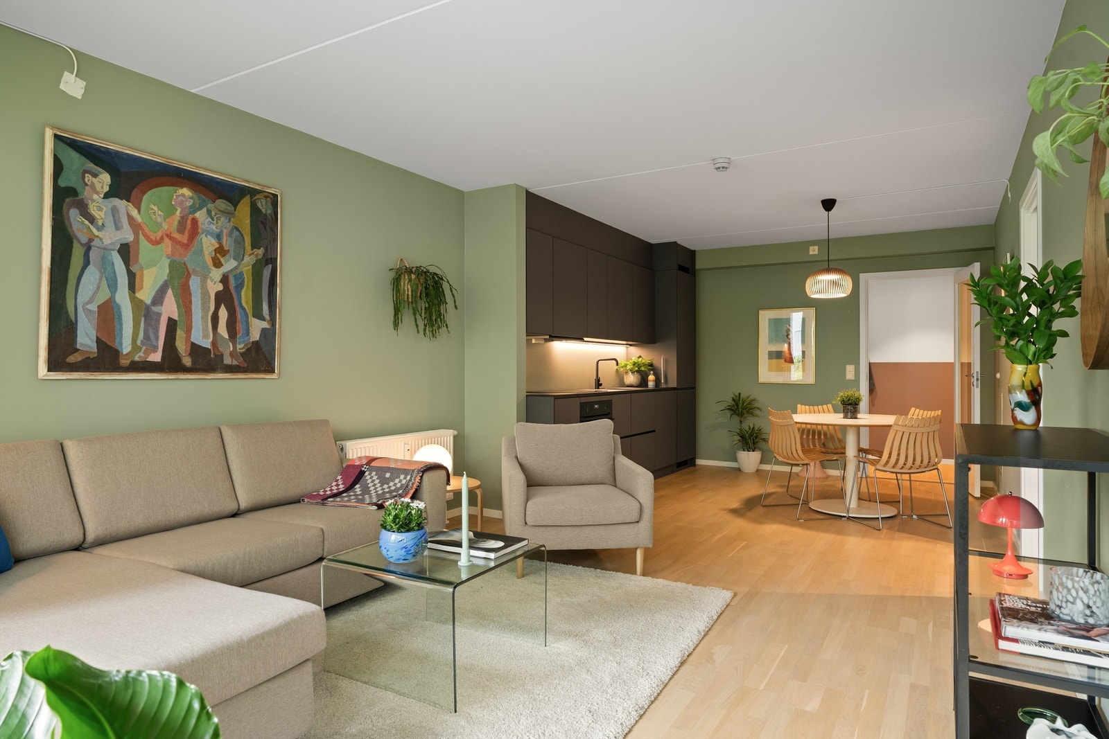 Det er god plass til sofa, tilhørende salongbord, tv-seksjon og spisebord i tilknytning til kjøkkenet. Galleribilde