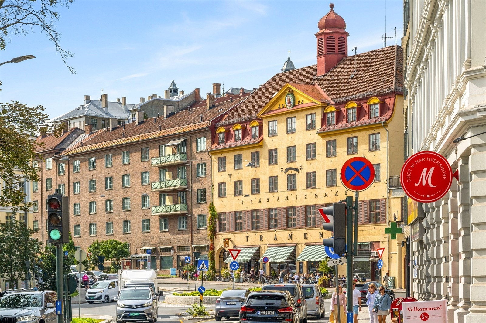 Kort spasertur fra boligen ligger populære Lofthus samvirkelag Tranen. Galleribilde