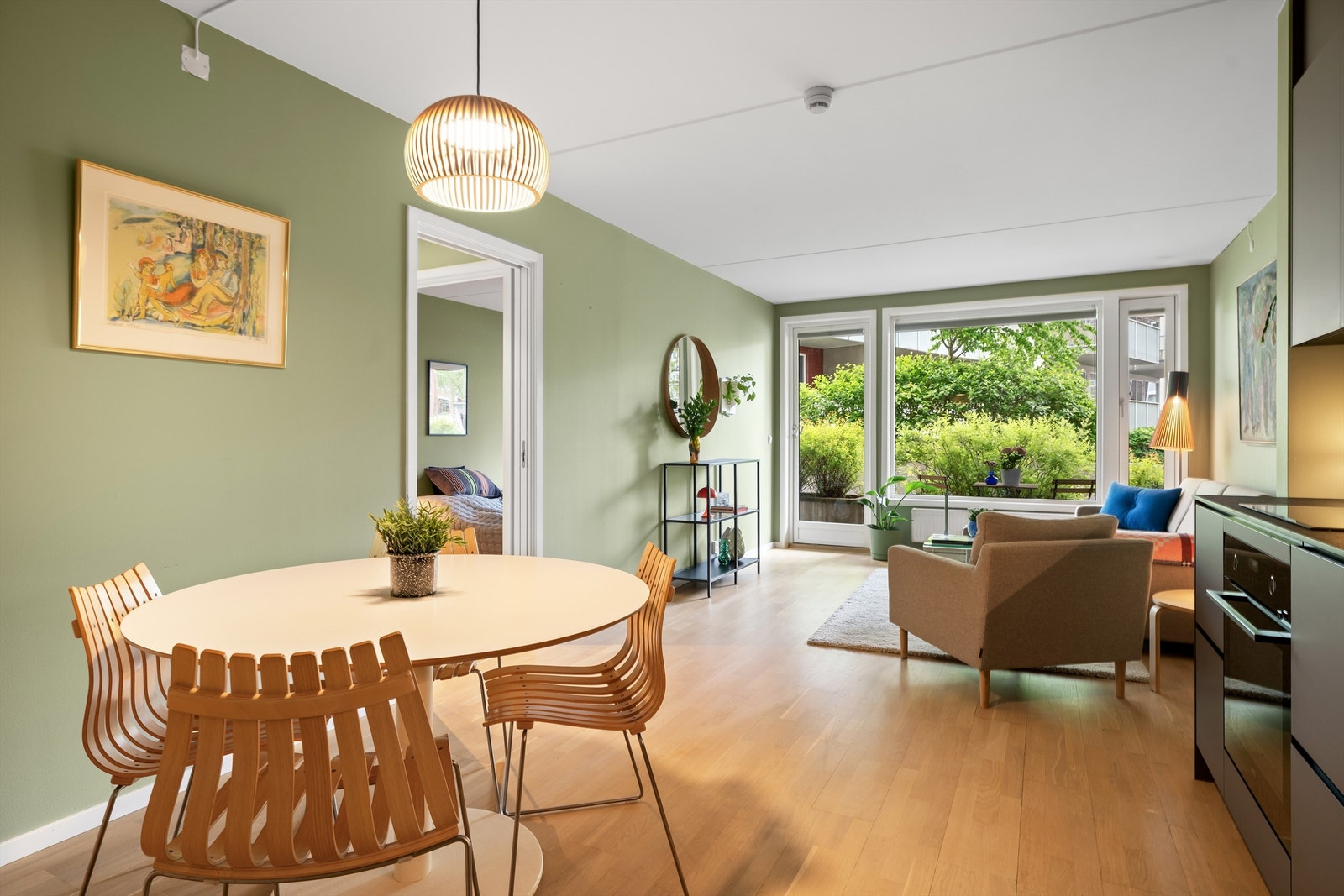 Stuen har god størrelse som sammen med de store vindusflatene bidrar til en romslig og luftig atmosfære. Galleribilde