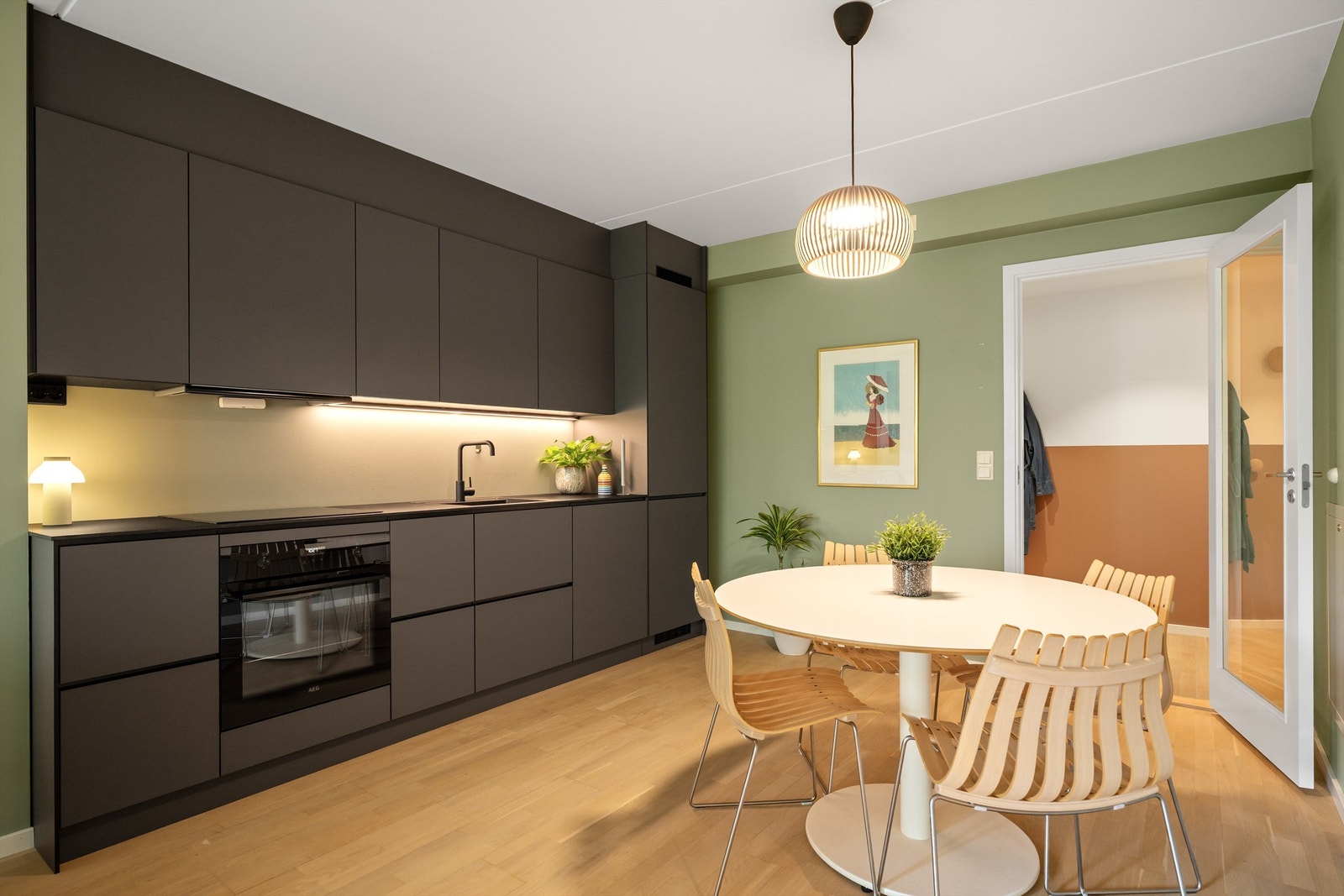 Det er godt med oppbevaringsplass i både skuffer og skap. Galleribilde