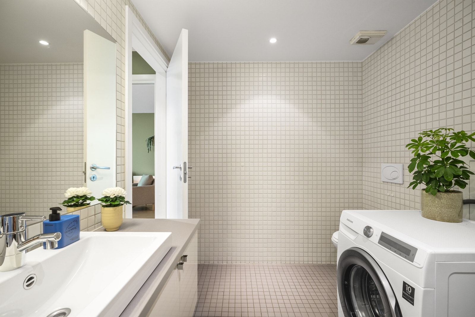 Opplegg for vaskemaskin, den medfølger. Elektrisk ventilasjon. Galleribilde