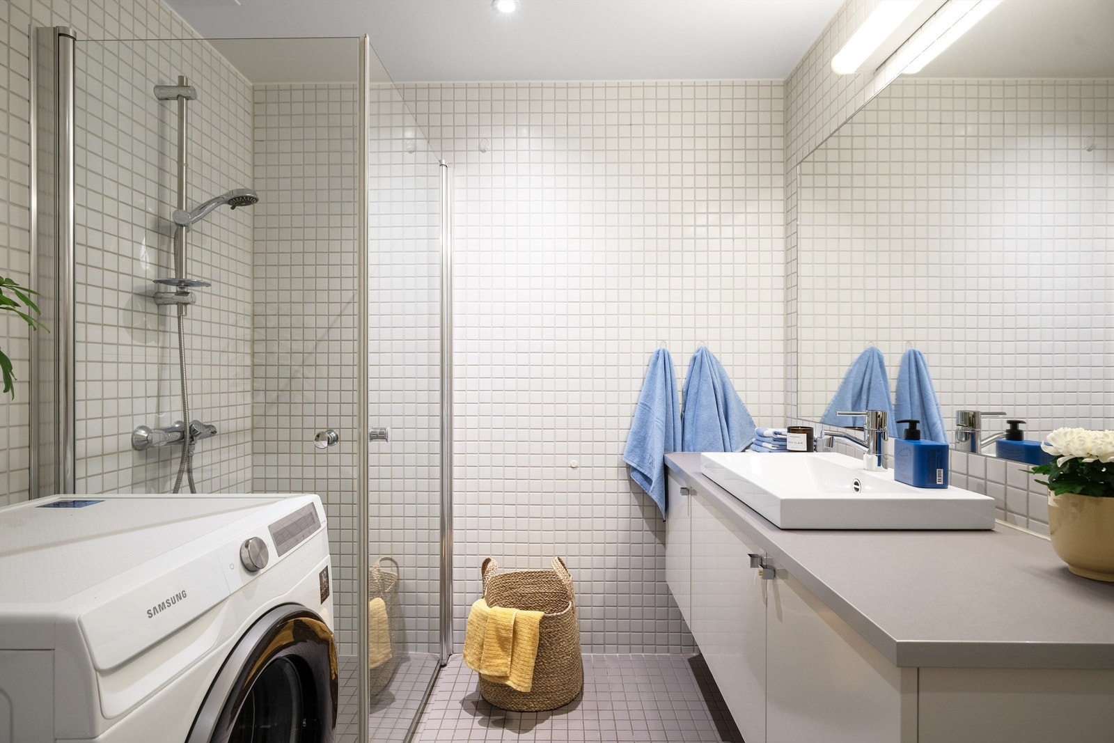 Pent flislagt baderom med gulvvarme. Galleribilde