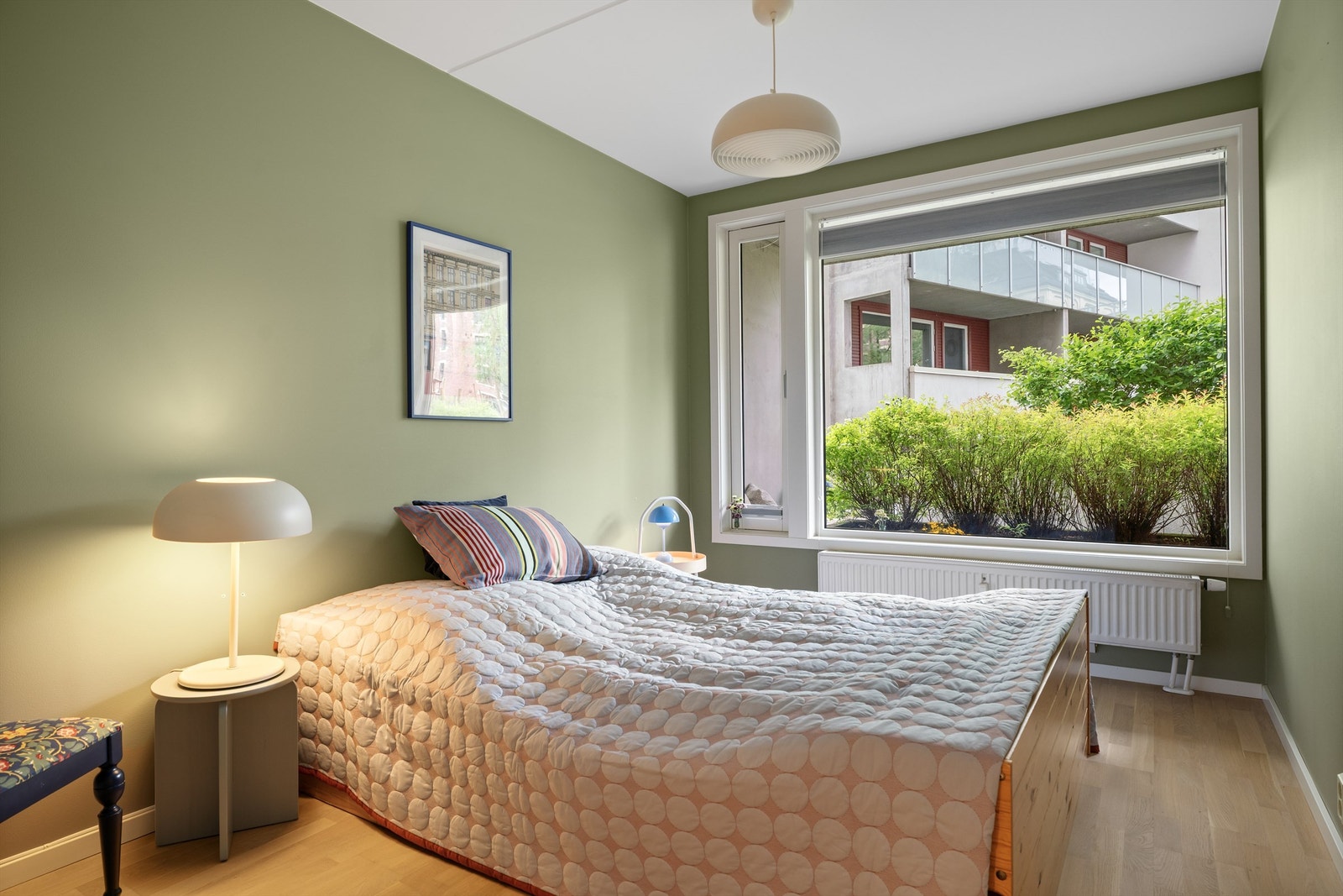 Soverommet er stort og lunt, malt i behagelige fargetoner som inviterer til en god natts søvn. Galleribilde