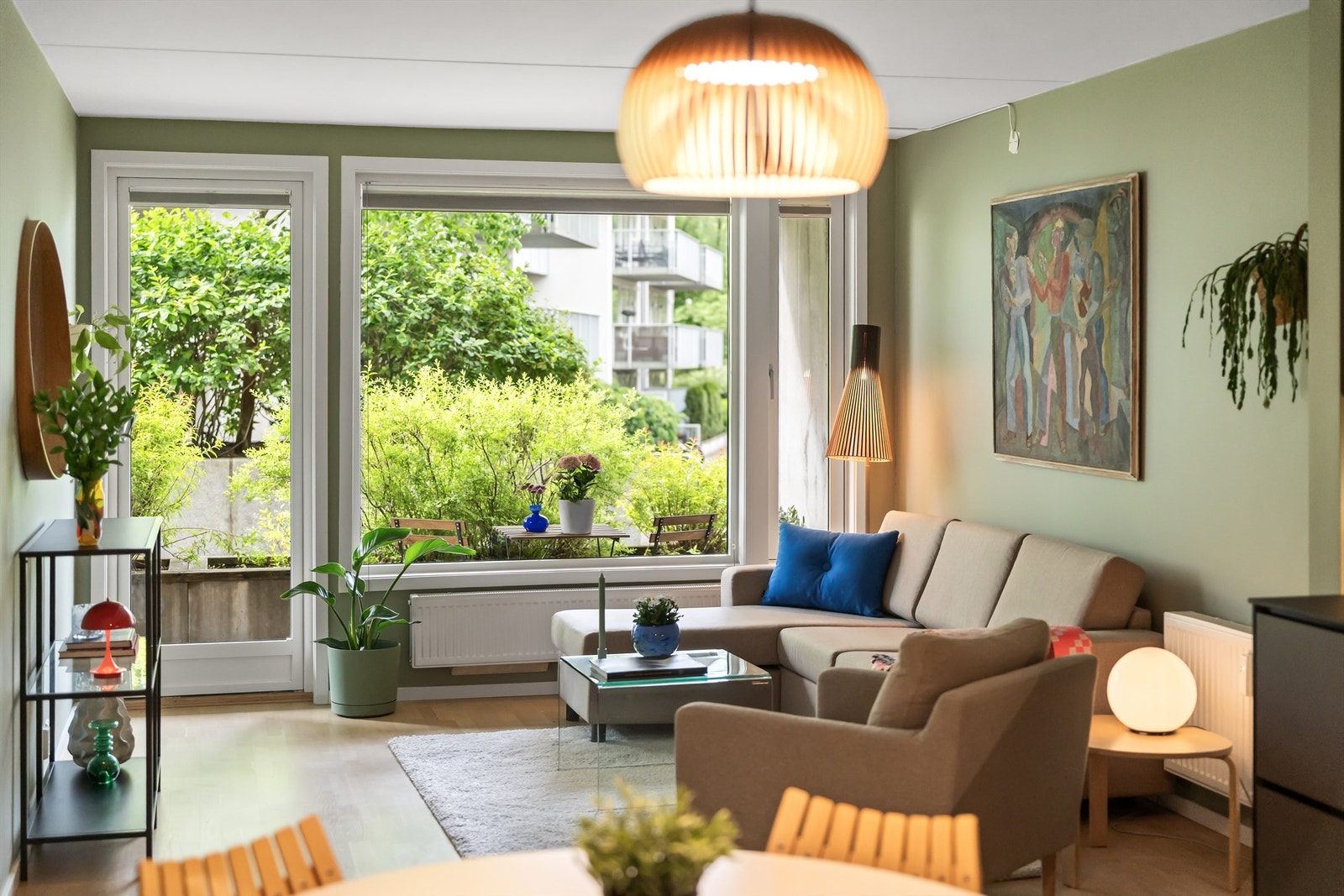 Fra stuen er det utgang til leilighetens sydøstvendte markterrasse. Galleribilde