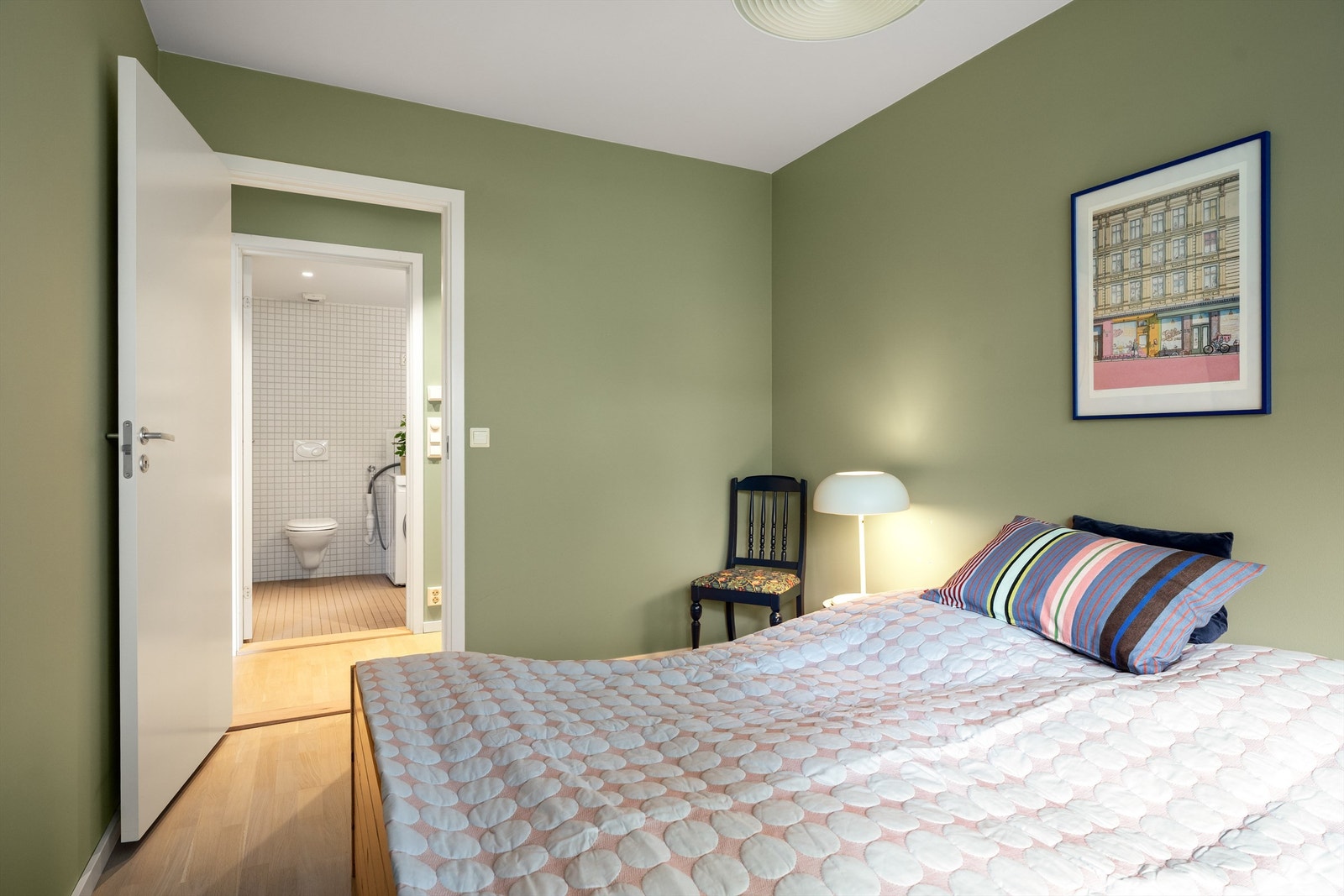 Rommet har god plass til dobbeltseng med tilhørende nattbord. Her har du også plass til å sette inn oppbevaringsmøblement etter eget ønske og behov. Galleribilde