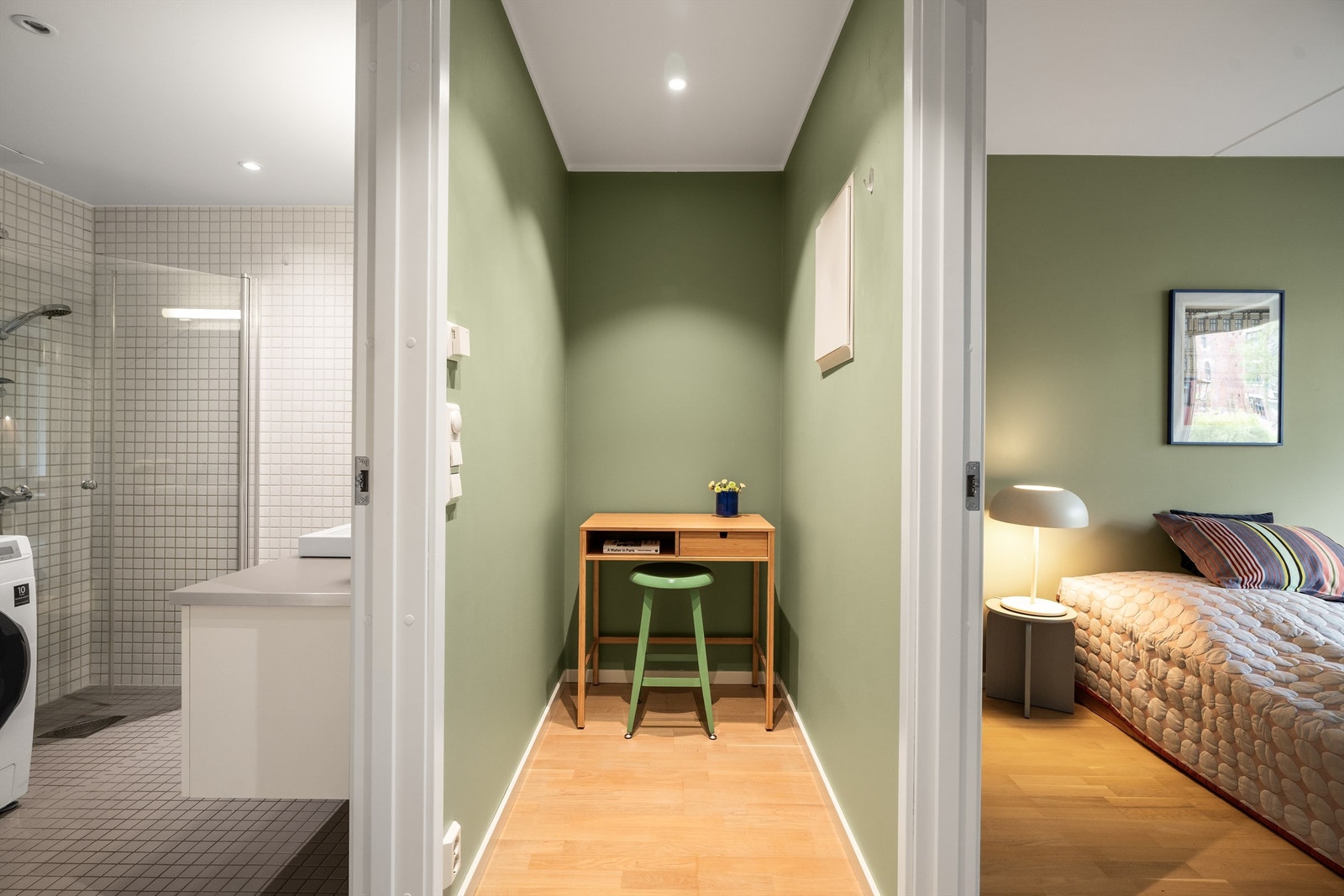 En mellomgang knytter soverom og bad sammen, hvor man har ytterlige oppbevaringsmuligheter. Galleribilde