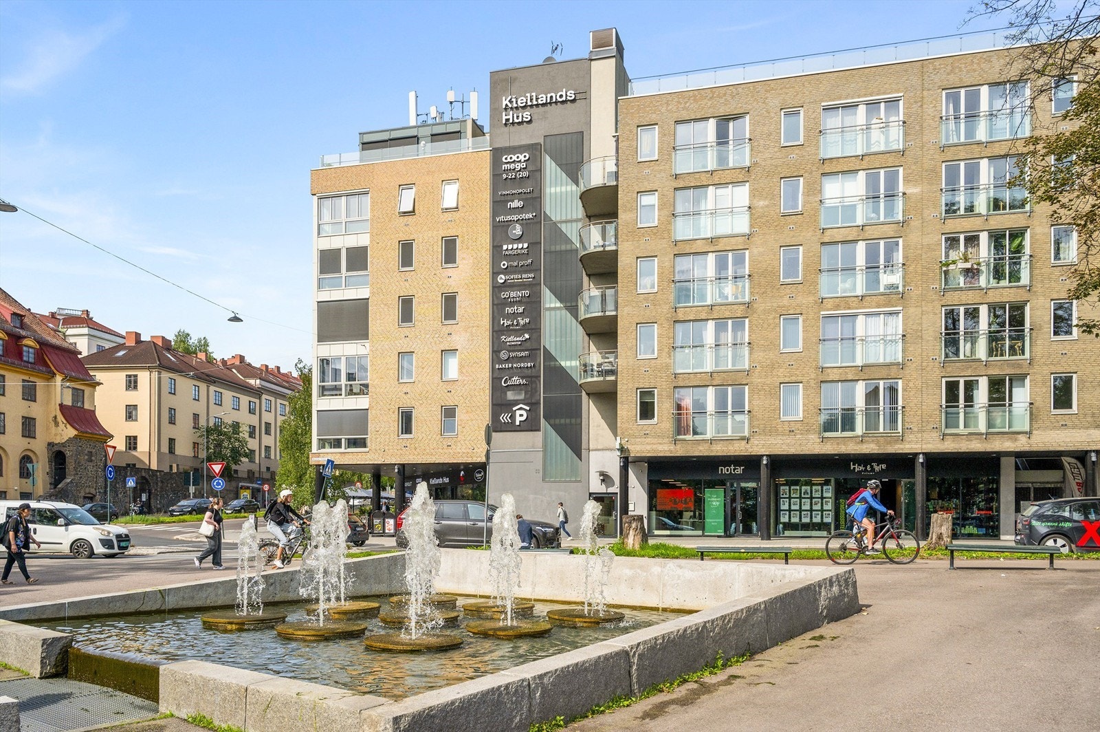 Alexander Kiellands plass ligger i umiddelbar nærhet og byr på spennende serveringssteder og et yrende liv så snart solen titter frem. Nærsenteret i Kiellands Hus ligger rett rundt hjørnet og har alt du trenger i det daglige. Galleribilde