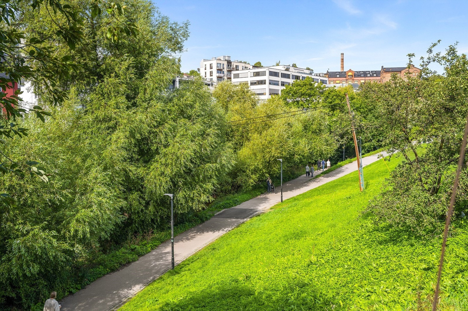 Nyt vår og sommer i grønne omgivelser, fuglekvitter, sildring fra Akerselven og duften fra de blomstrende kirsebærtrærne! Galleribilde