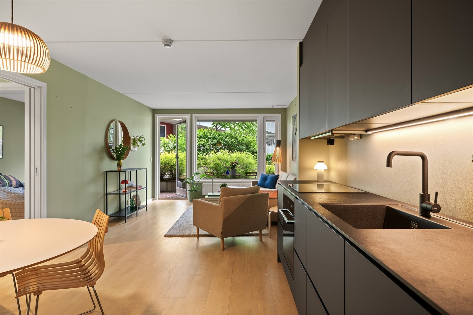 Lekkert og velholdt kjøkken fra Kvik. Her er kjøkkenet holdt i en sosial, åpen løsning mot stuen der du har god kommunikasjon med gjestene mens middagen lages. Galleribilde