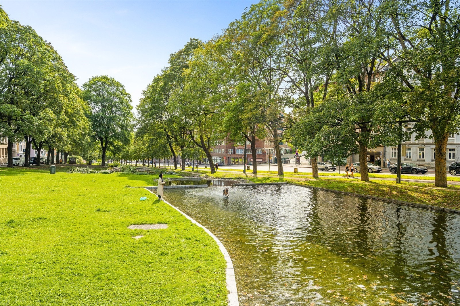 Blokken ligger like ved idylliske Akerselva. Herfra har man adkomst til flotte turveier langs elven som strekker seg fra Maridalen i nord og helt til Bjørvika og Sentrum i sør. Galleribilde