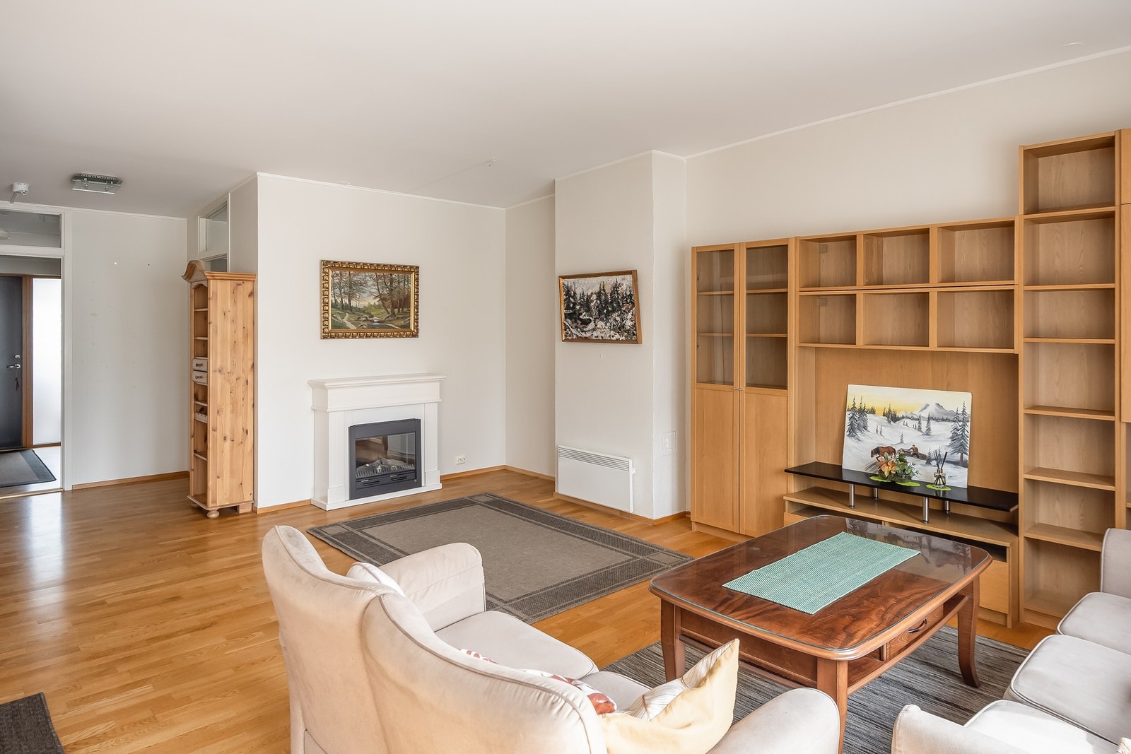 I stuen er det blant annet plass til stor sofagruppe og spisebord. Galleribilde