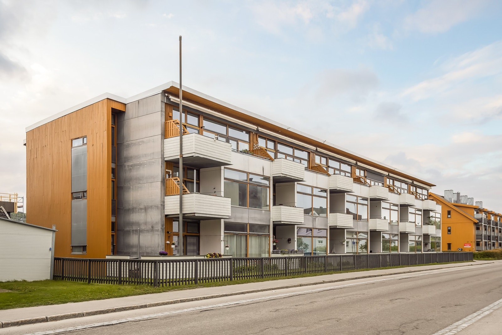 Leiligheten ligger i Ole Vigs gate 29 i Stjørdal sentrum. Her har man ca. 500 meter så er man midt i sentrum med alle nødvendige fasiliteter. Galleribilde