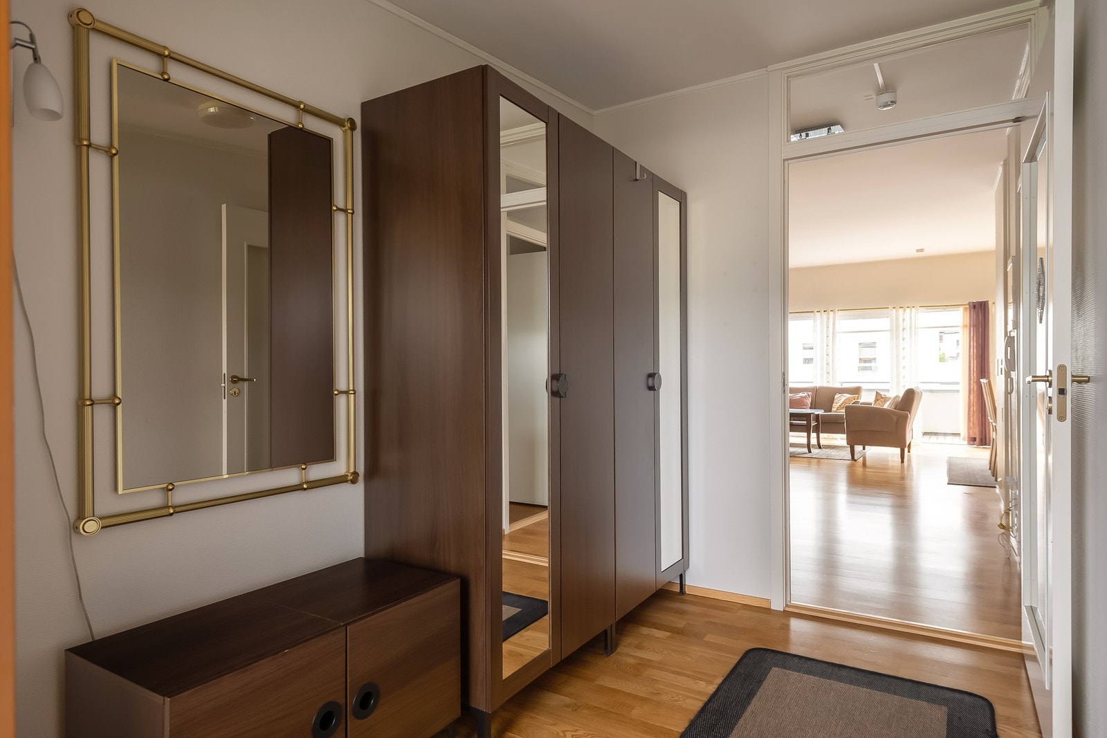 Innbydende entré med plass for oppbevaring av sko og yttertøy. Galleribilde