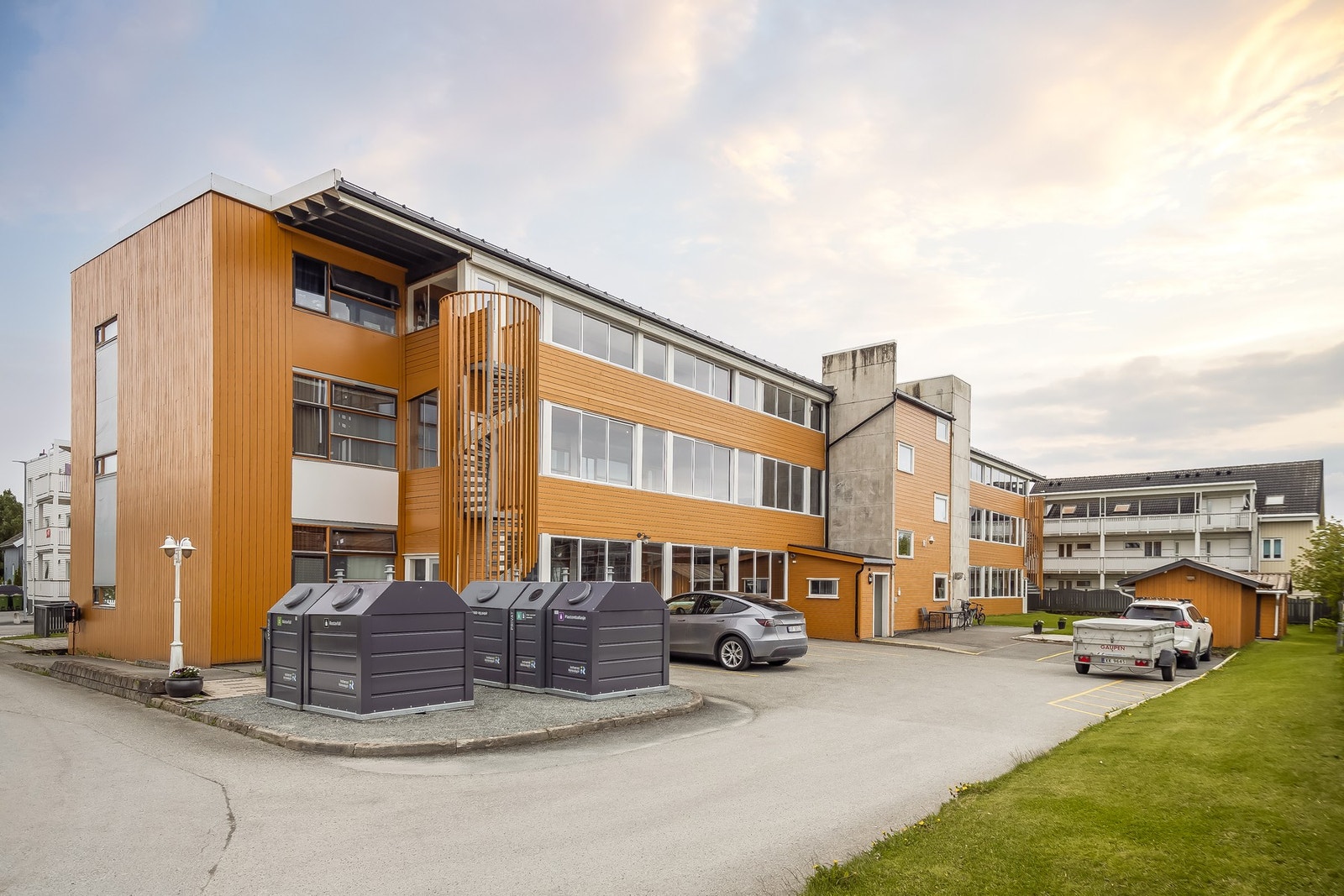 Fin bakgård med gjesteparkering og fellesareal. Enkel adkomst til garasjekjeller og stor parkeringsplass følger. Galleribilde