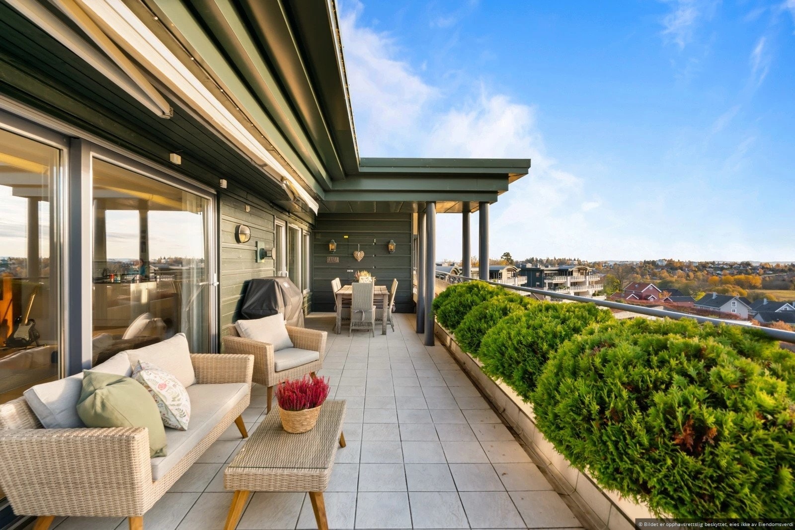 Solrikt til langt utpå kvelden og flott utsikt. Galleribilde