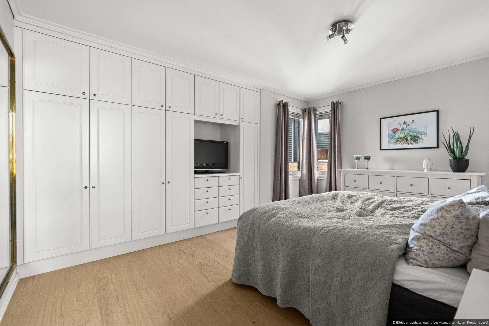 Hovedsoverom med innebyggde skap. Galleribilde