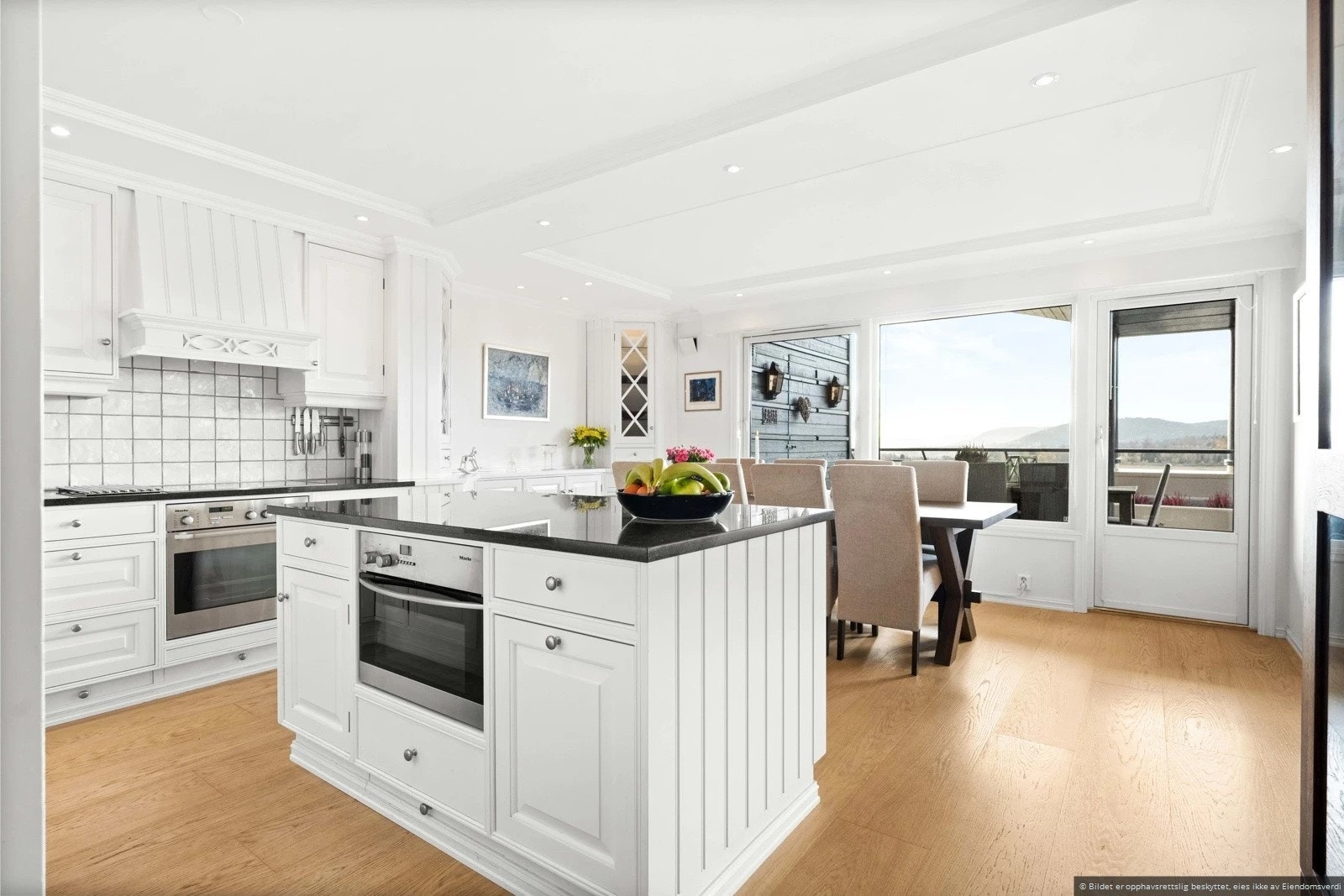 Kjøkken med egen utgang til terrassen. Galleribilde