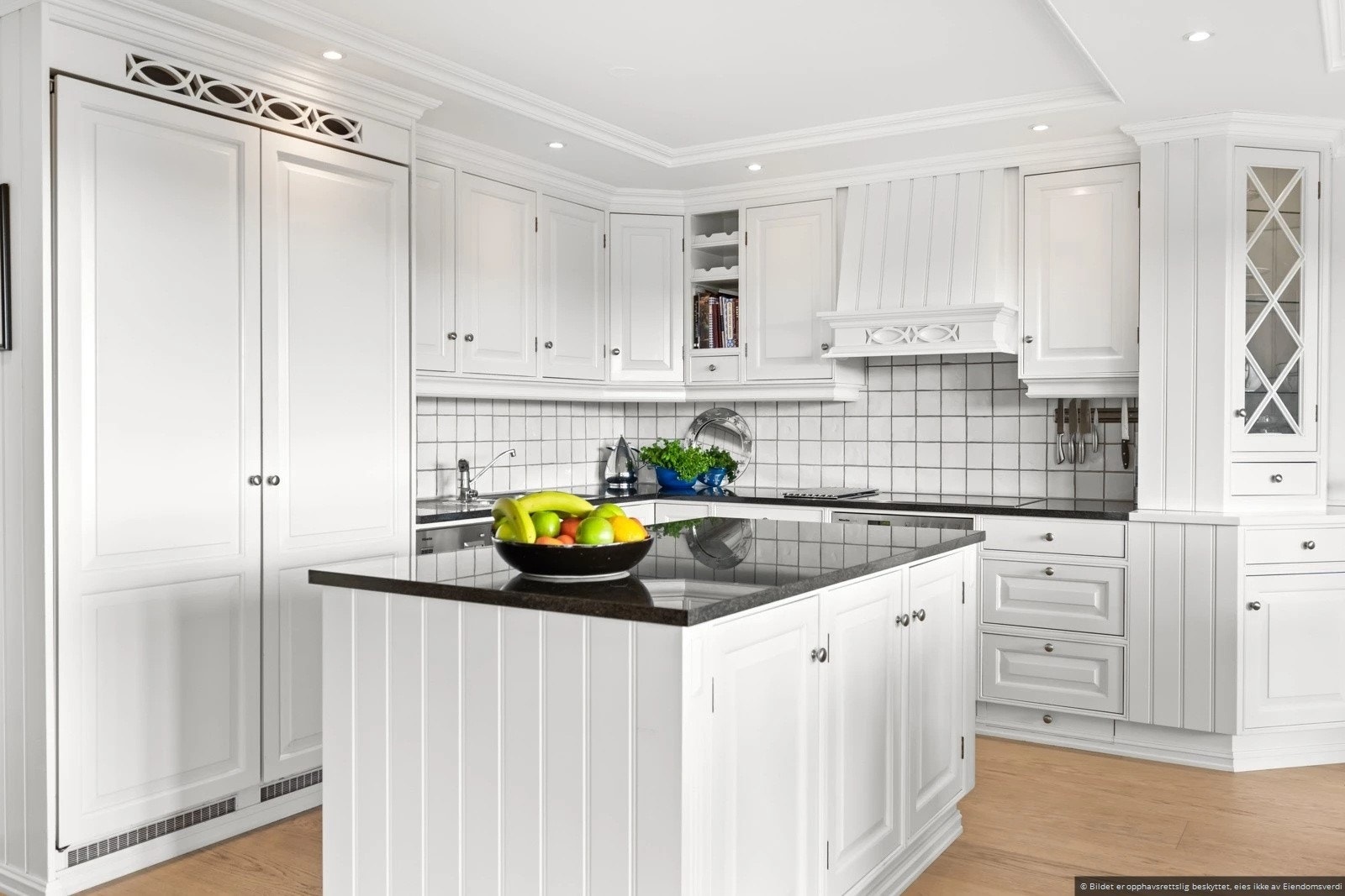 Lekkert kjøkken med mye skap- og benkeplass. Galleribilde