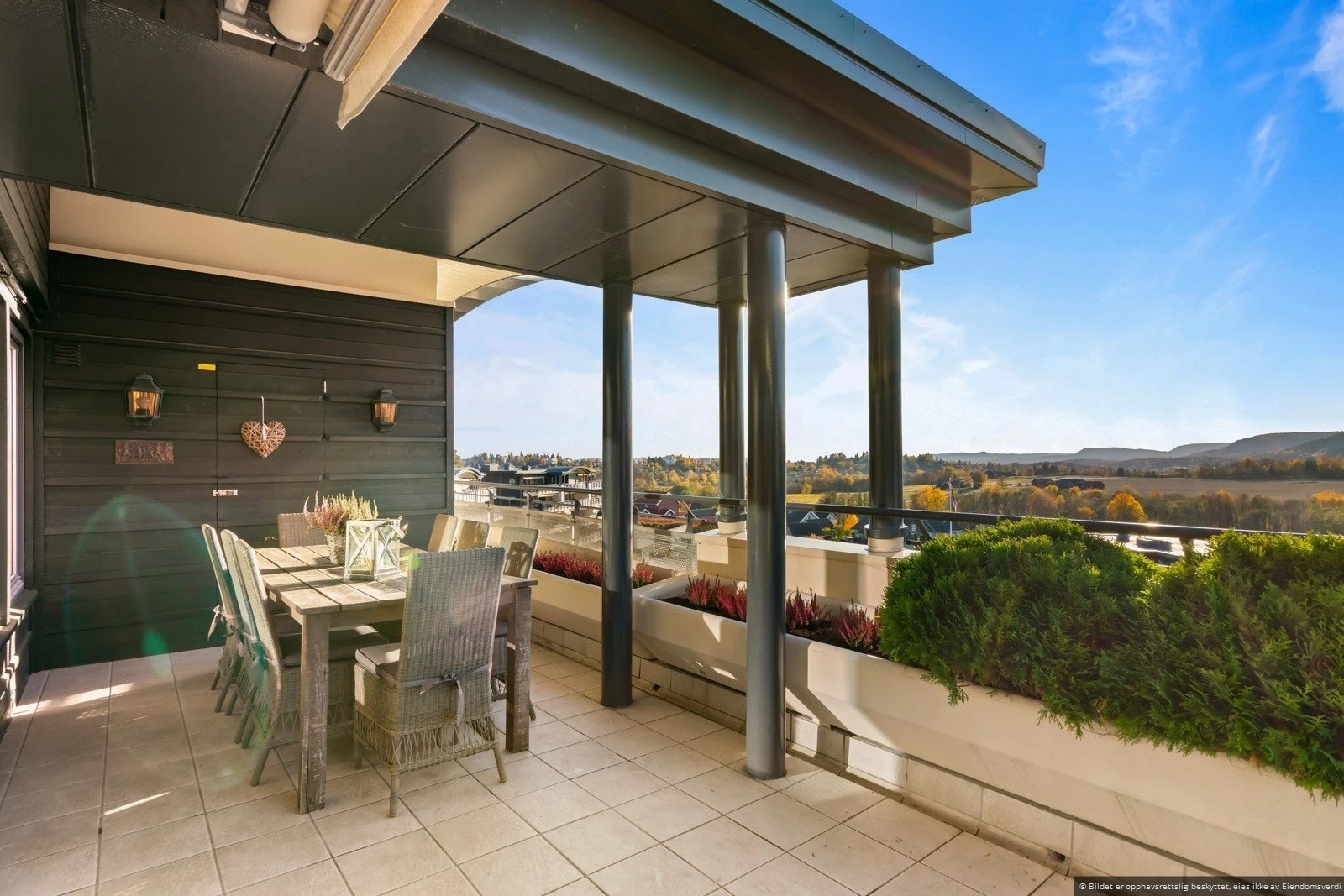 Nyt en vakker sommerkveld på terrassen. Spisebordet og stolene kan medfølge leiforholdet. Galleribilde