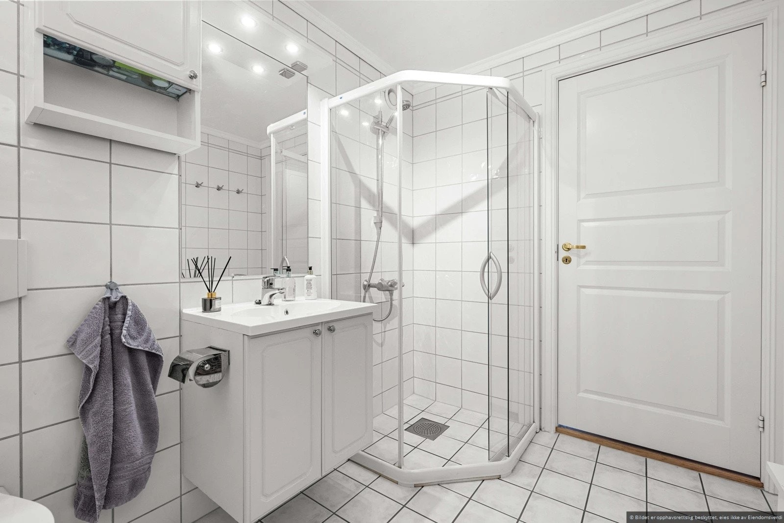 På det andre badet er det dusj, toalett og servant. Galleribilde